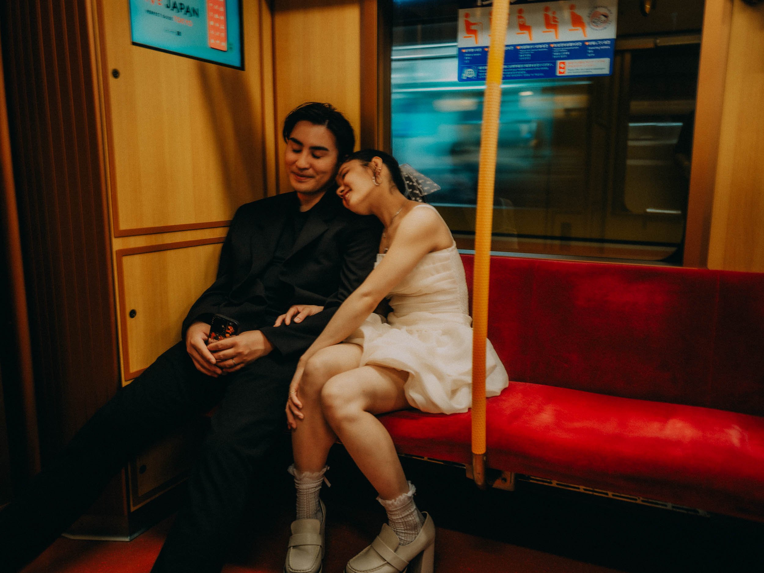 33-tokyo-engagement-ginzaline-train-seated-motionblur-leicaq3.jpg