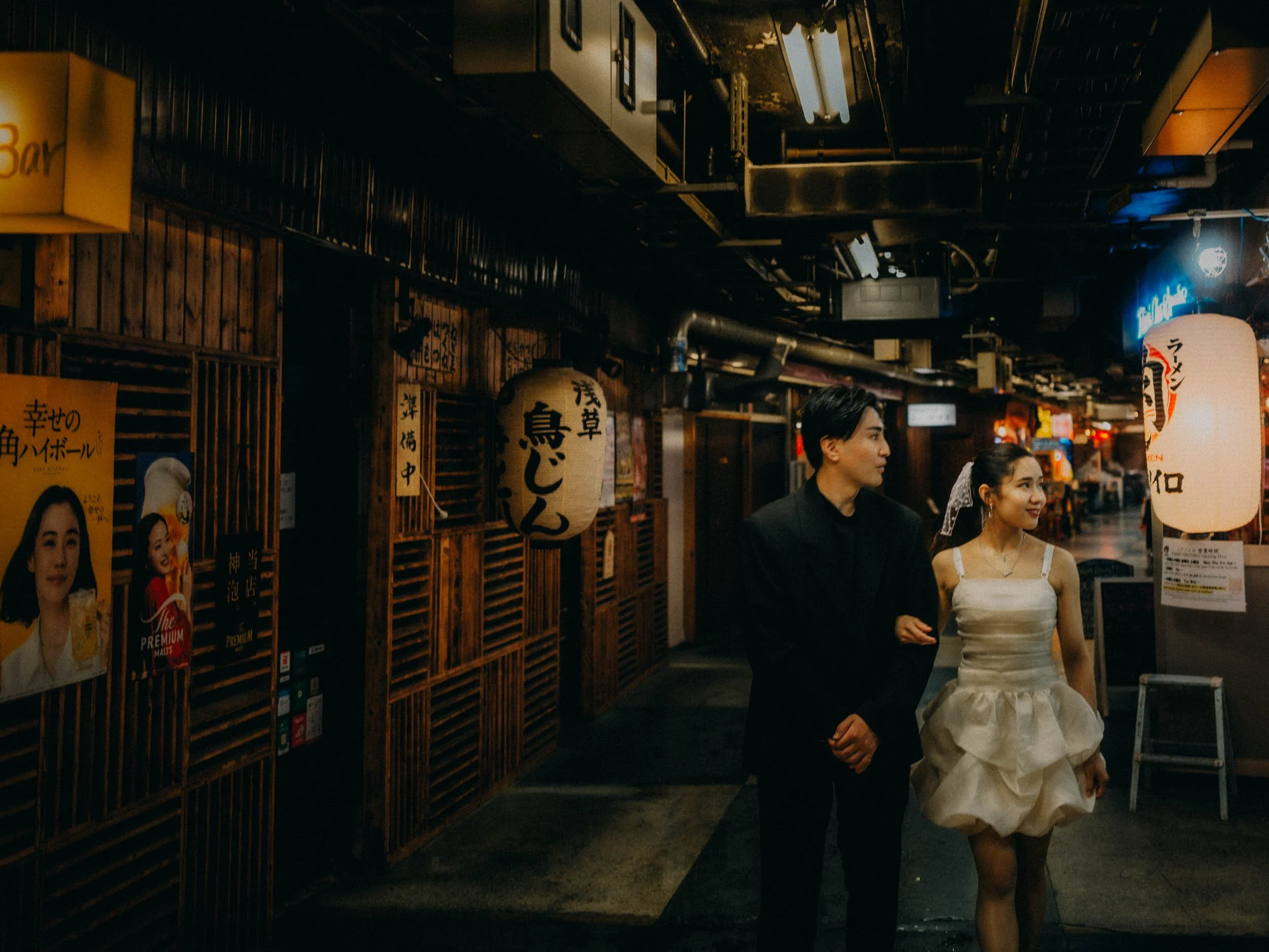 34-tokyo-engagement-asakusa-underground-lantern-corridor-leicaq3.jpg
