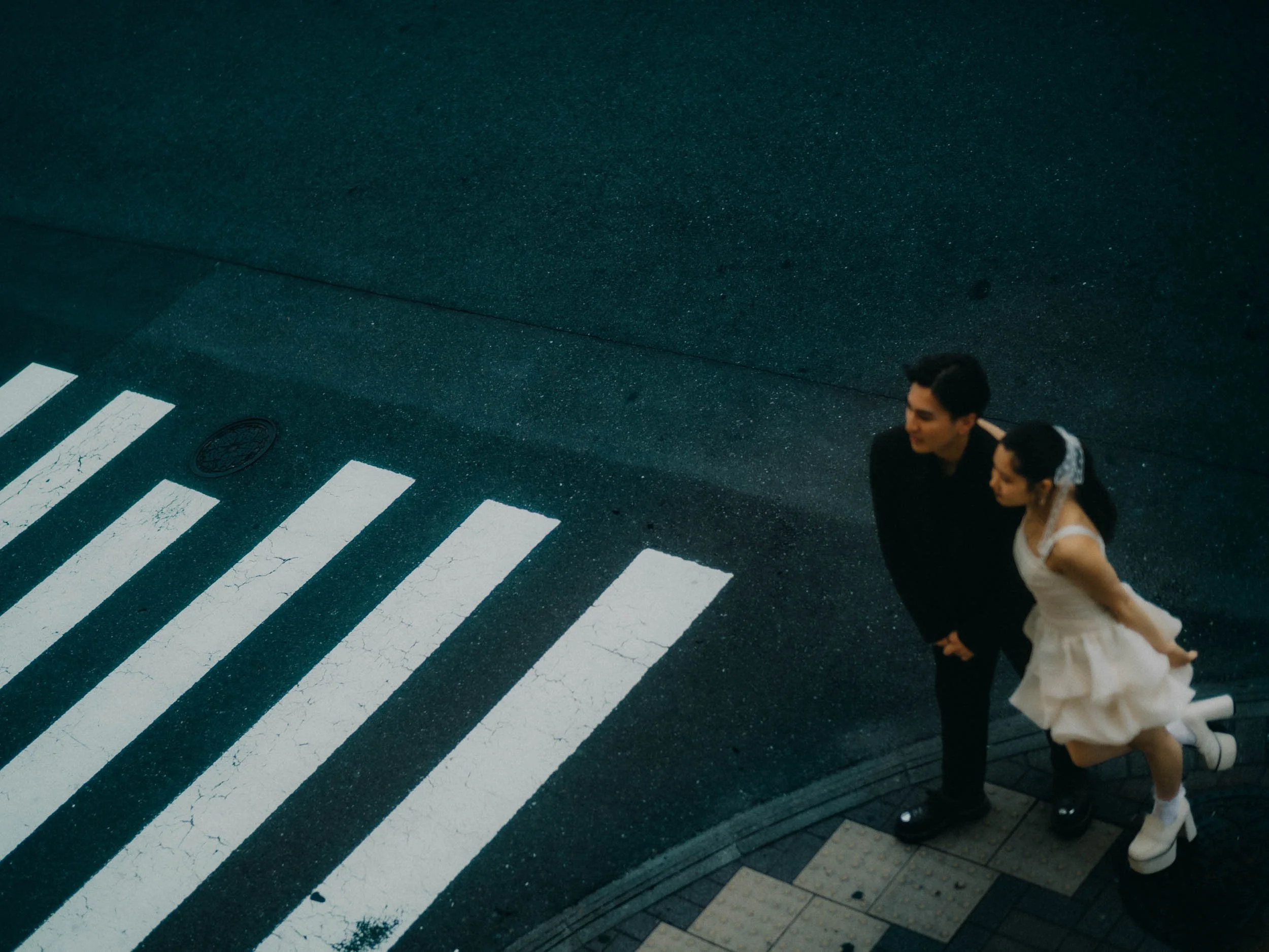 36-tokyo-engagement-asakusa-street-crosswalk-overhead-leicam11.jpg