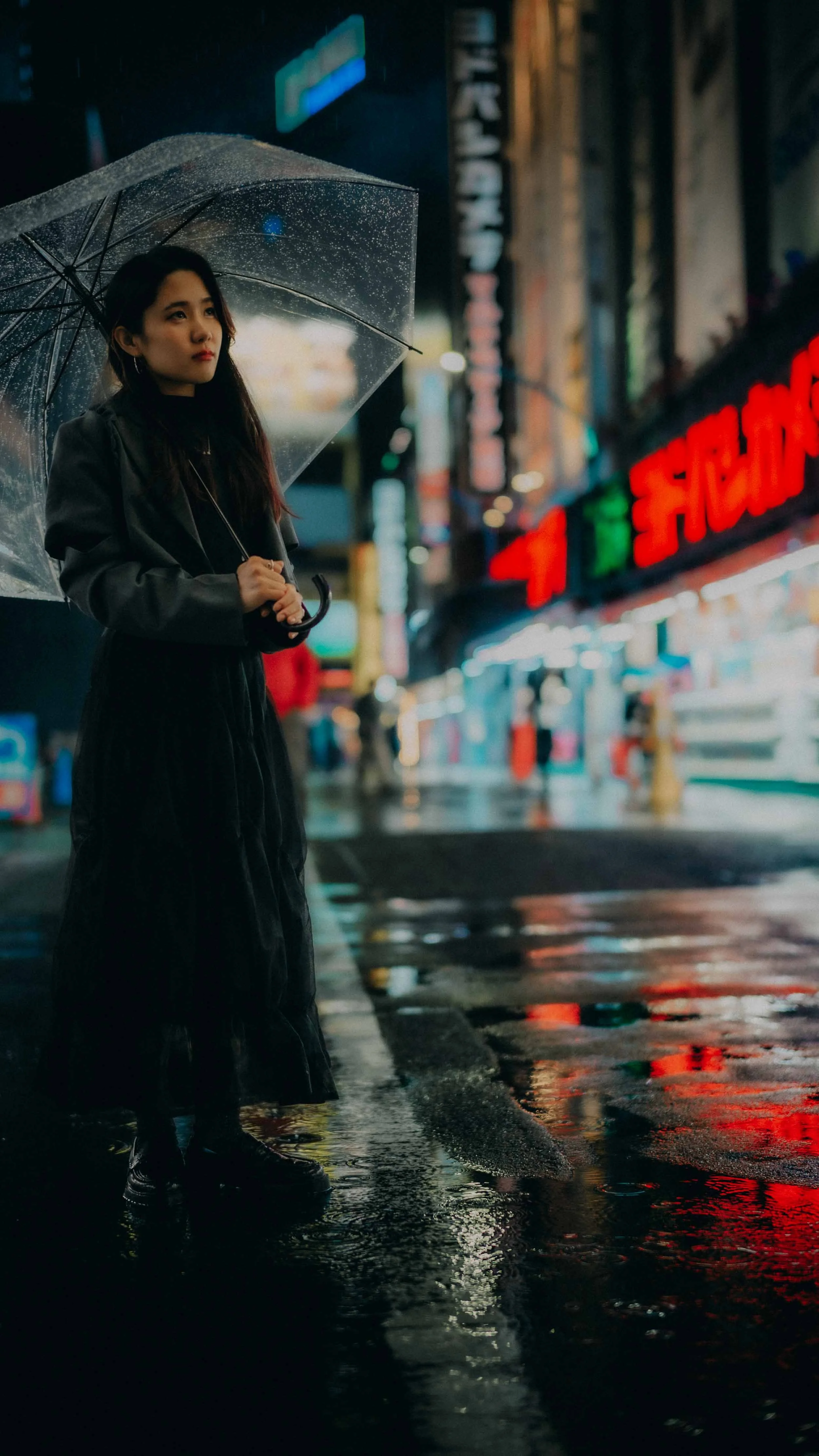 1-tokyo-portrait-shinjuku-rain-umbrella-leicam11.jpg