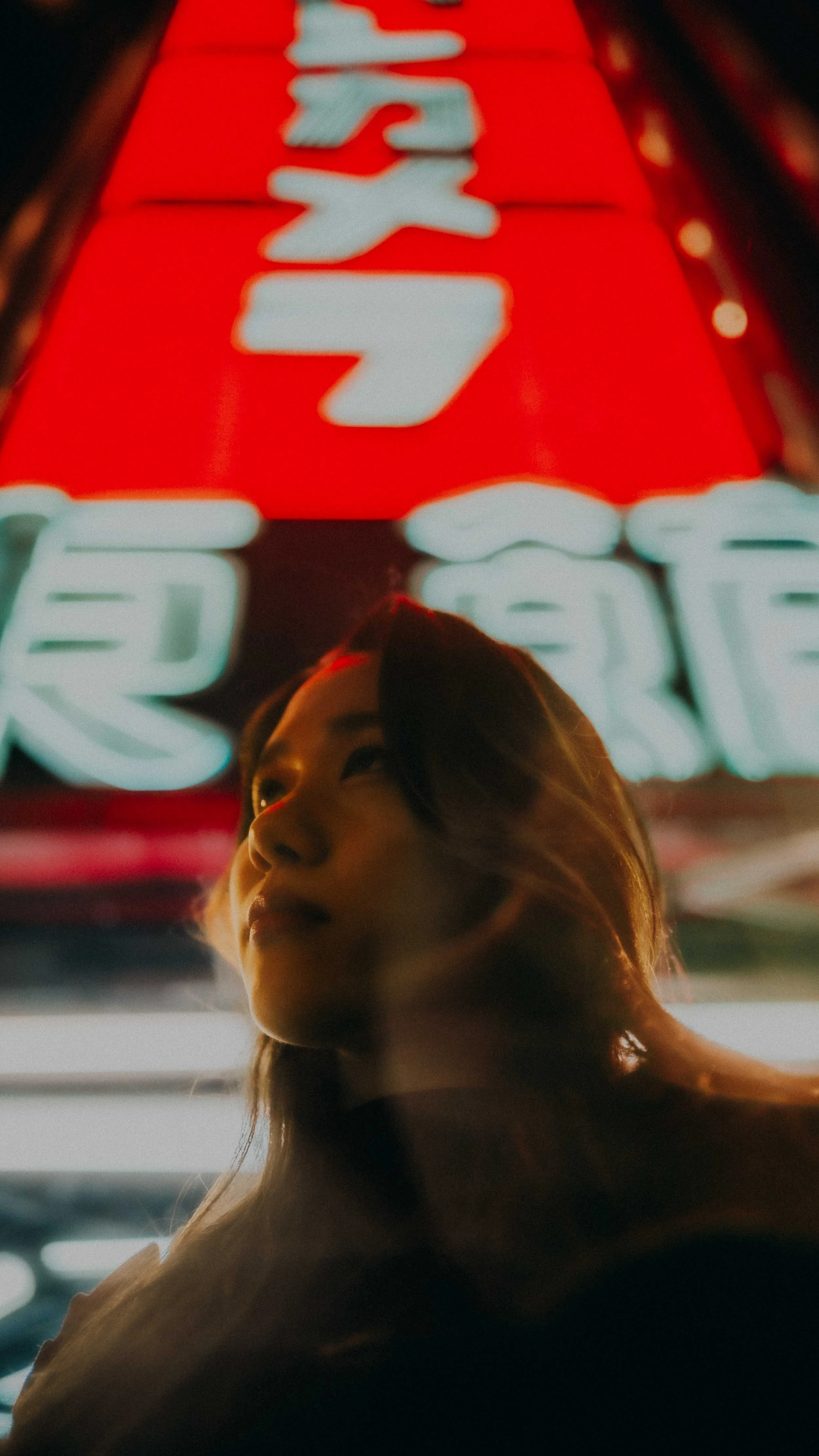 2-tokyo-portrait-shinjuku-night-lowangle-leicaq3.jpg