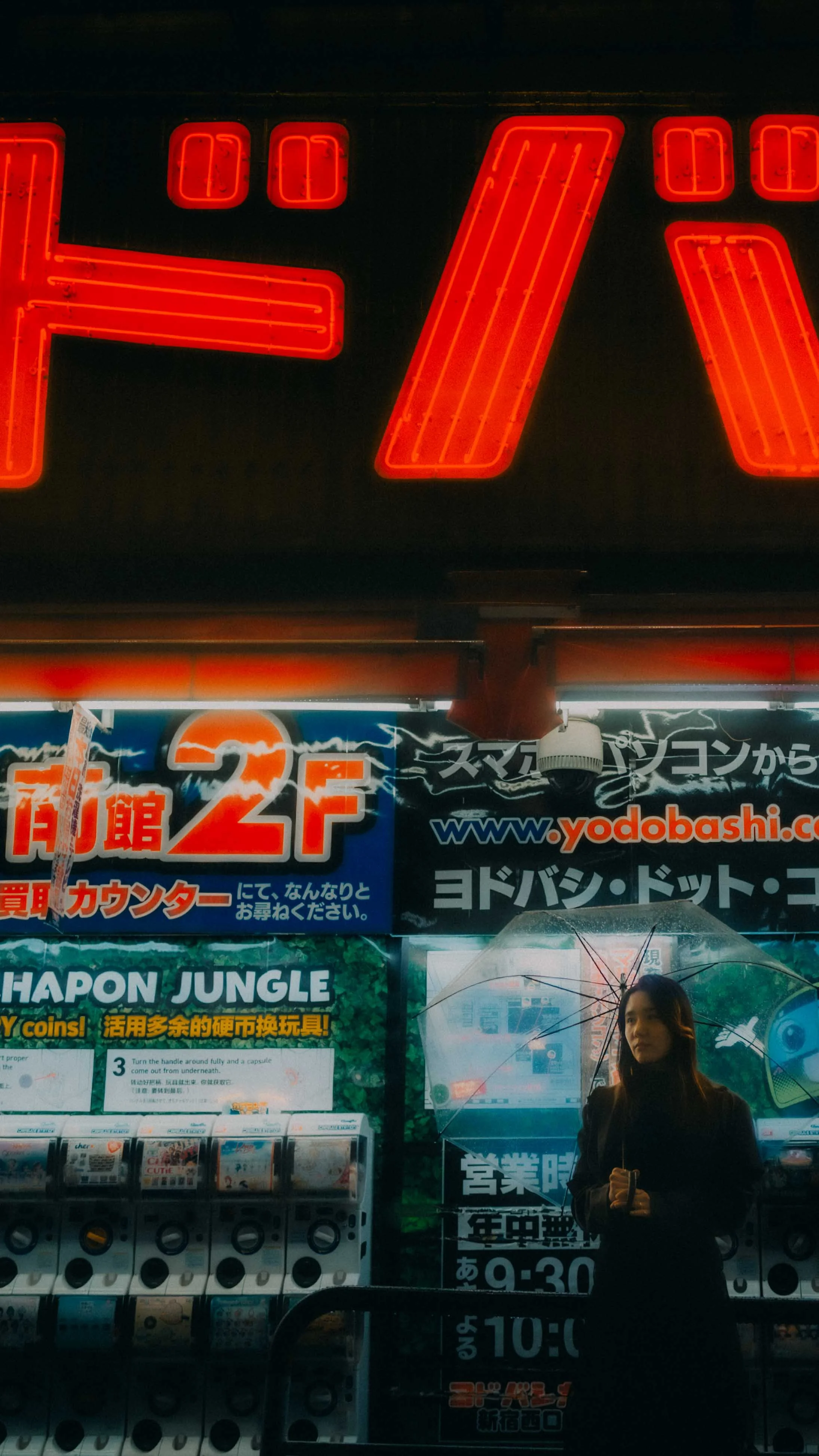 3-tokyo-portrait-shinjuku-rain-neon-leicaq3.jpg
