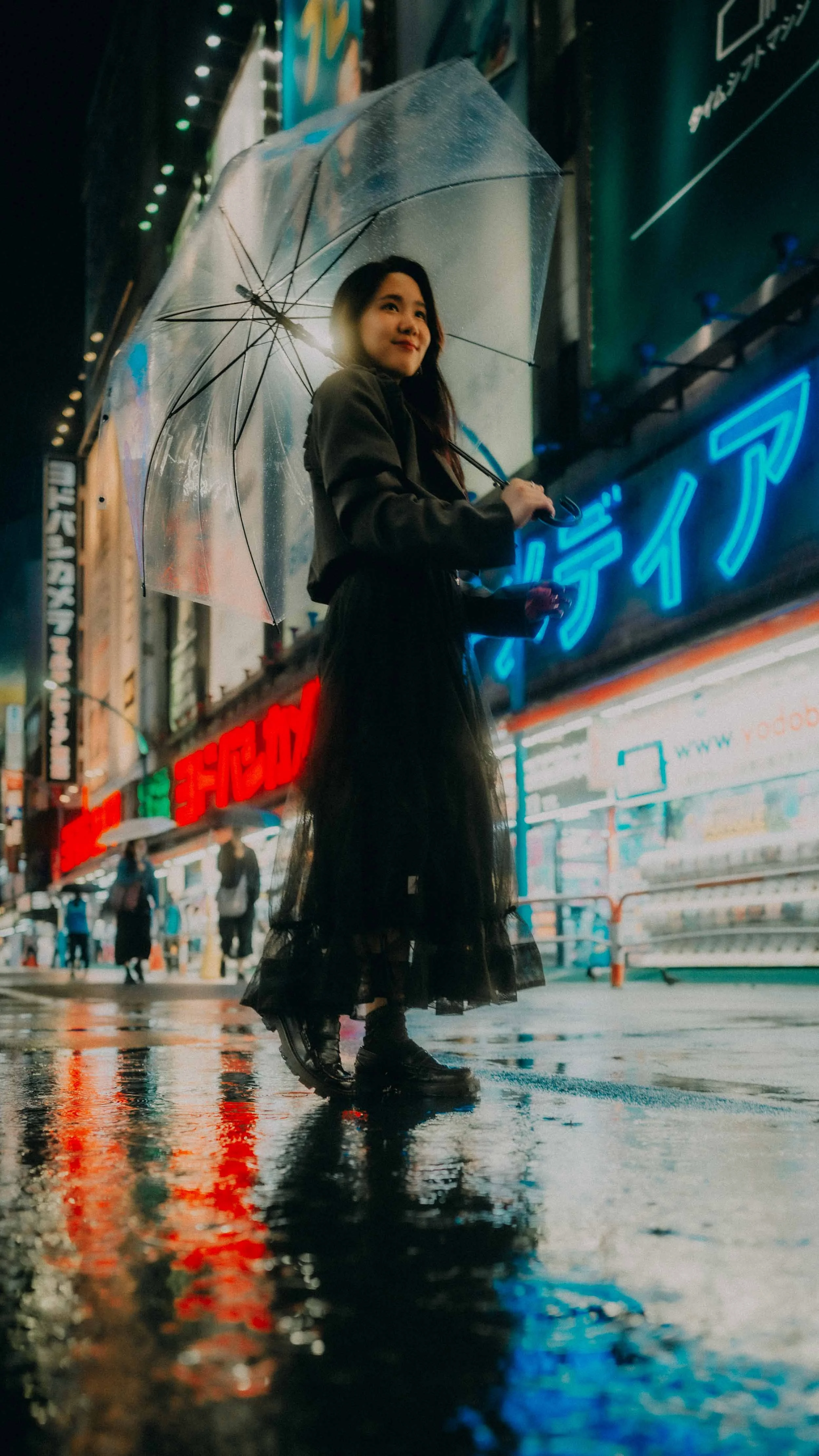 4-tokyo-portrait-shinjuku-rain-wetpavement-leicaq3.jpg