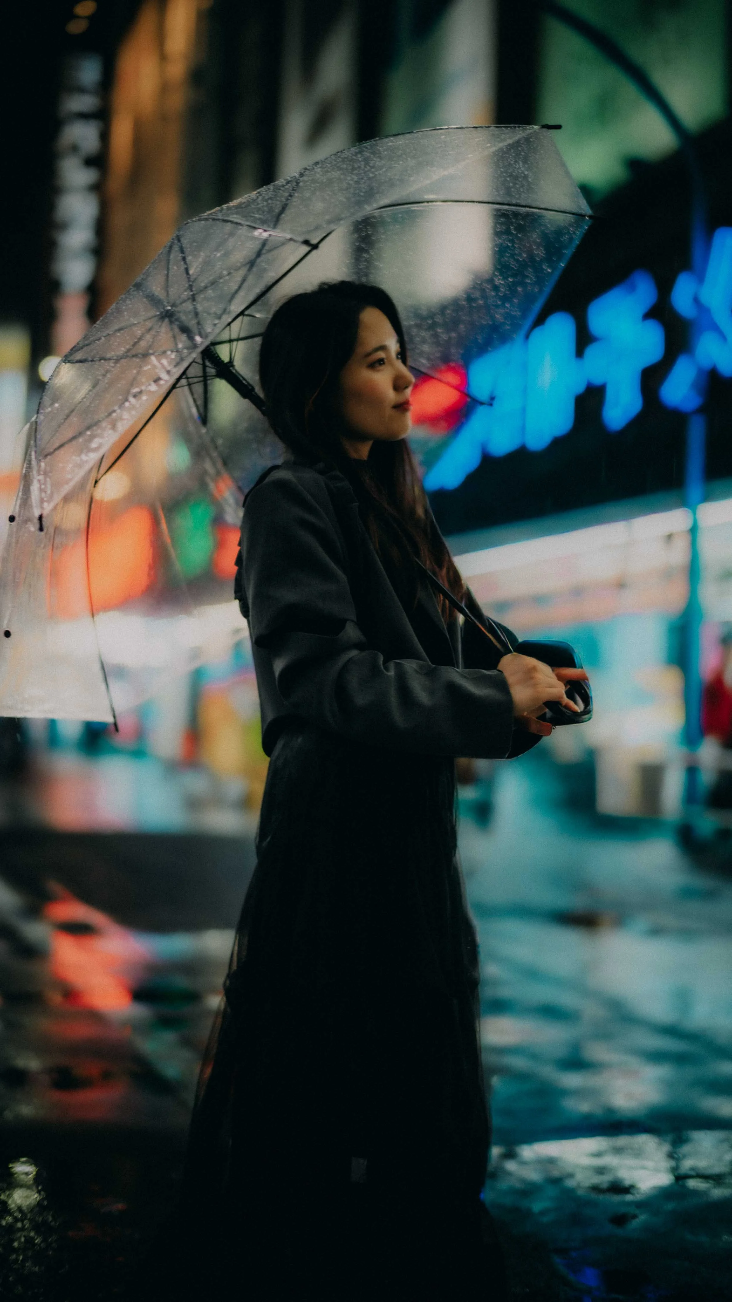 6-tokyo-portrait-shinjuku-rain-profile-leicam11.jpg