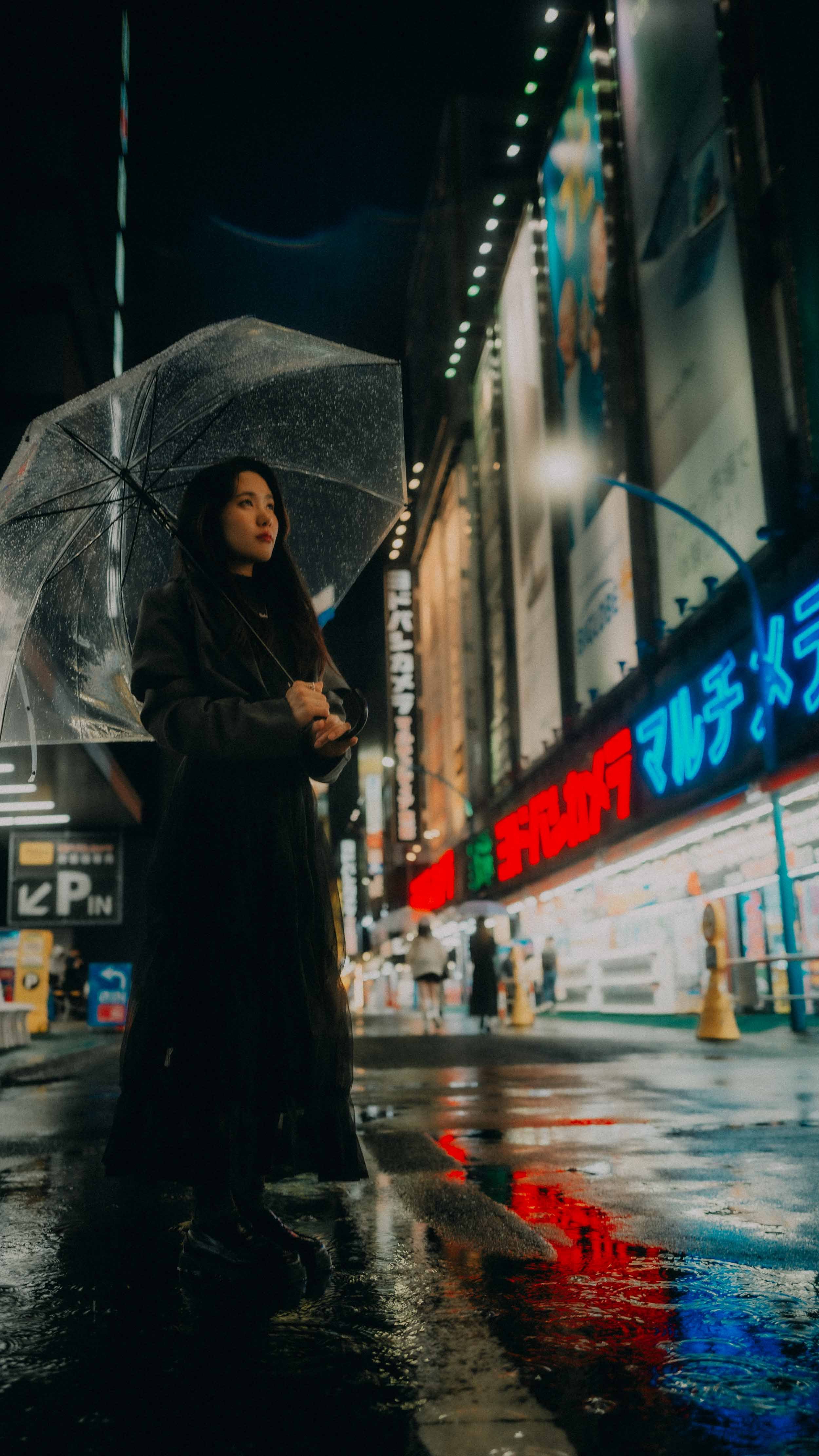 9-tokyo-portrait-shinjuku-rain-wideumbrella-leicaq3.jpg