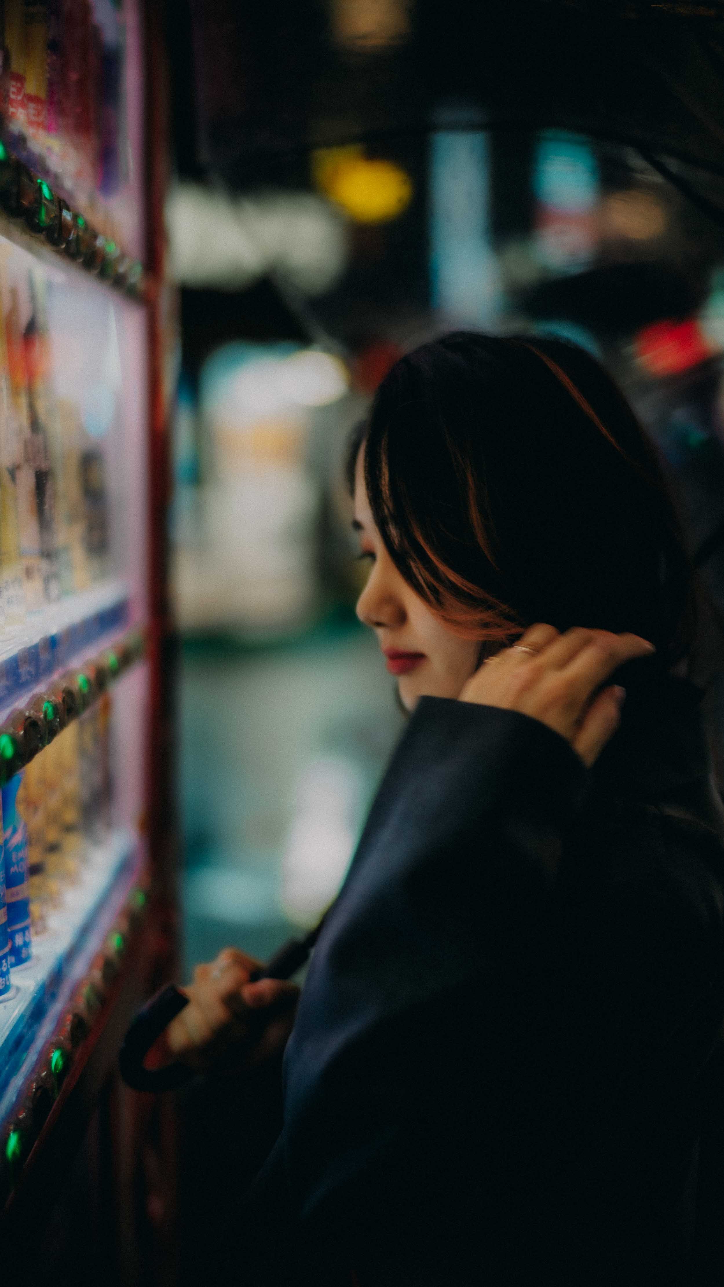 10-tokyo-portrait-shinjuku-rain-sideprofile-leicam11.jpg