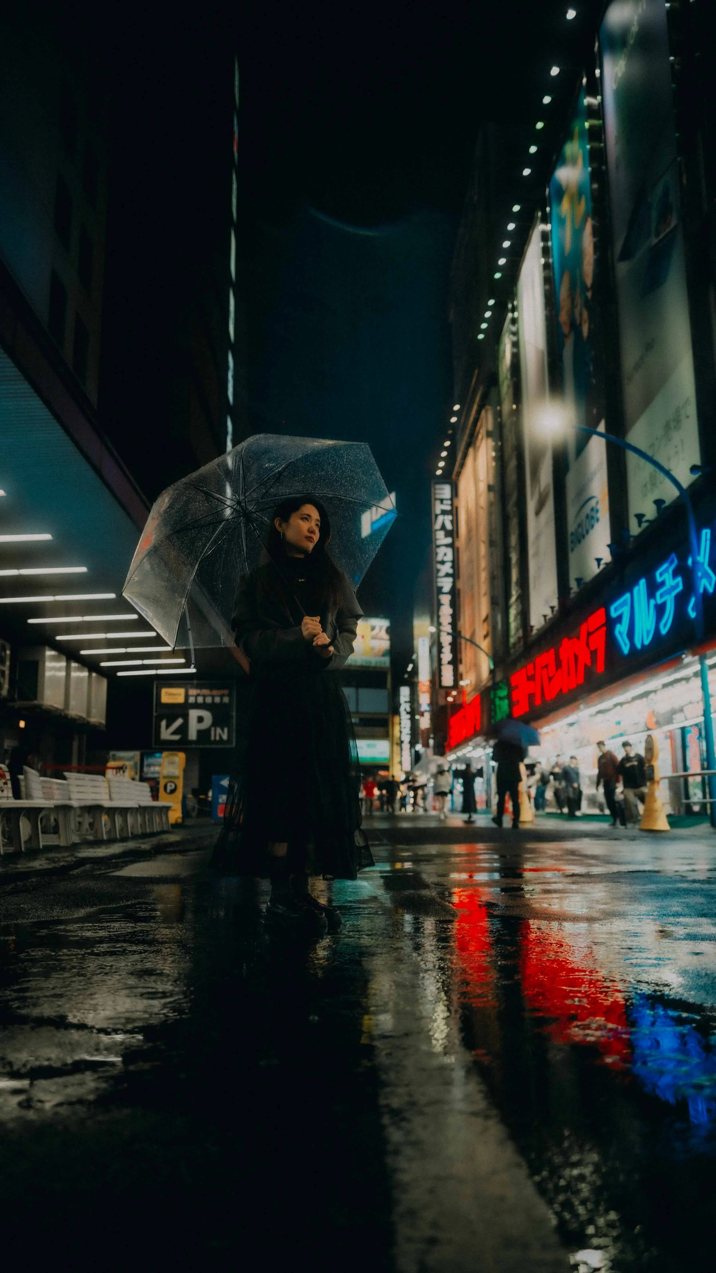 11-tokyo-portrait-shinjuku-rain-streetfront-leicaq3.jpg