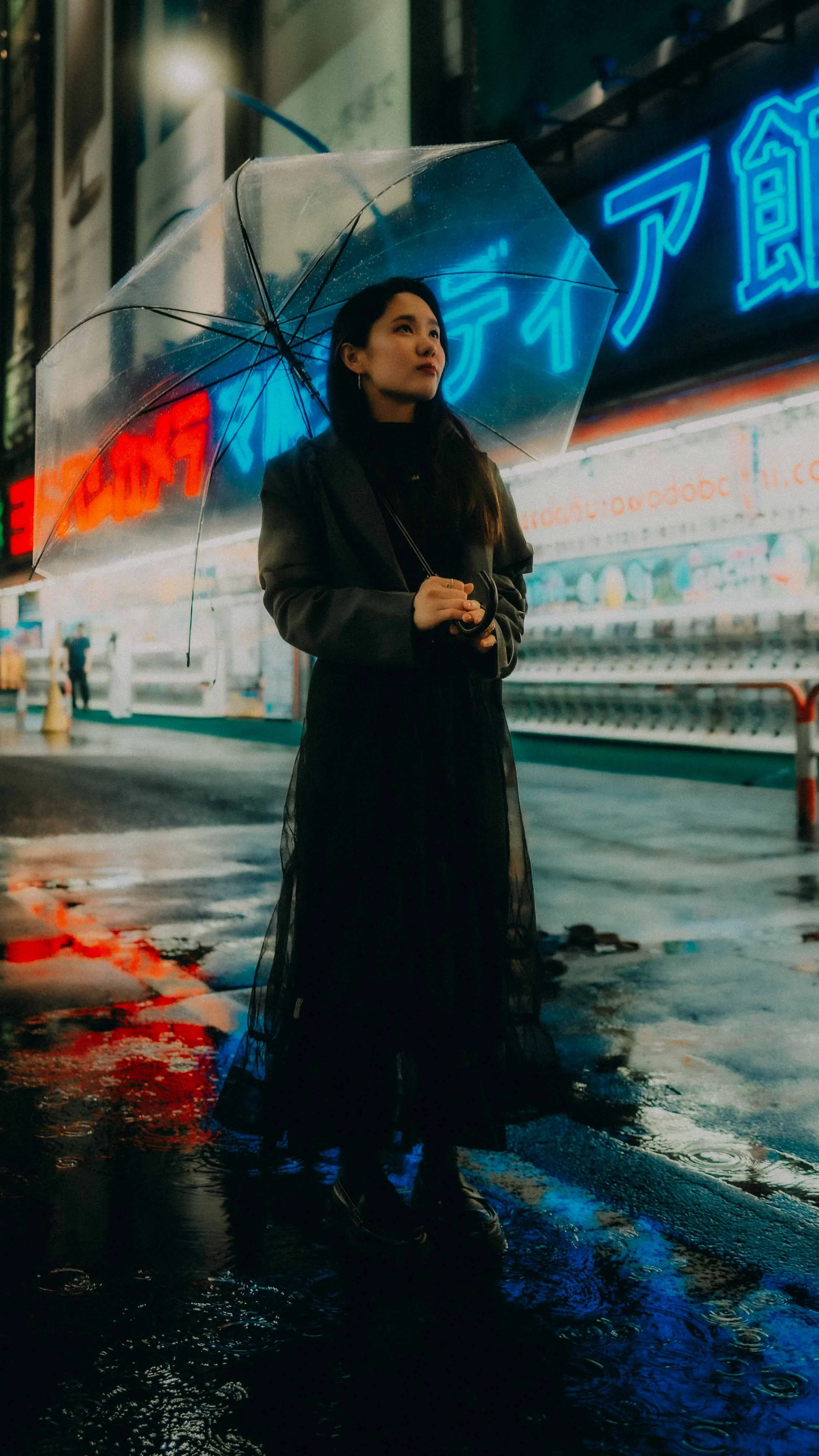 12-tokyo-portrait-shinjuku-rain-centered-leicaq3.jpg