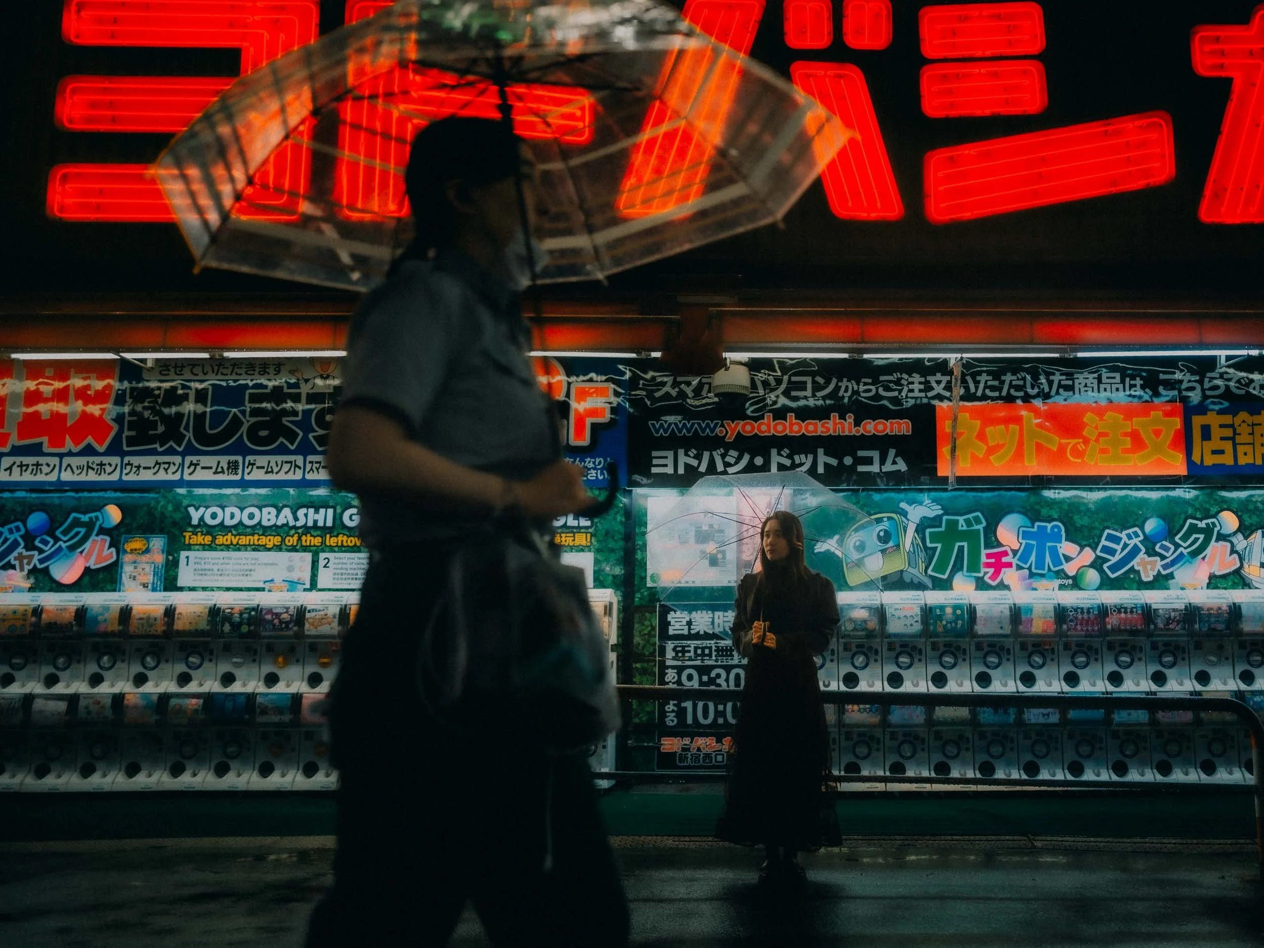 14-tokyo-streetportrait-shinjuku-rain-umbrellalayer-leicaq3.jpg
