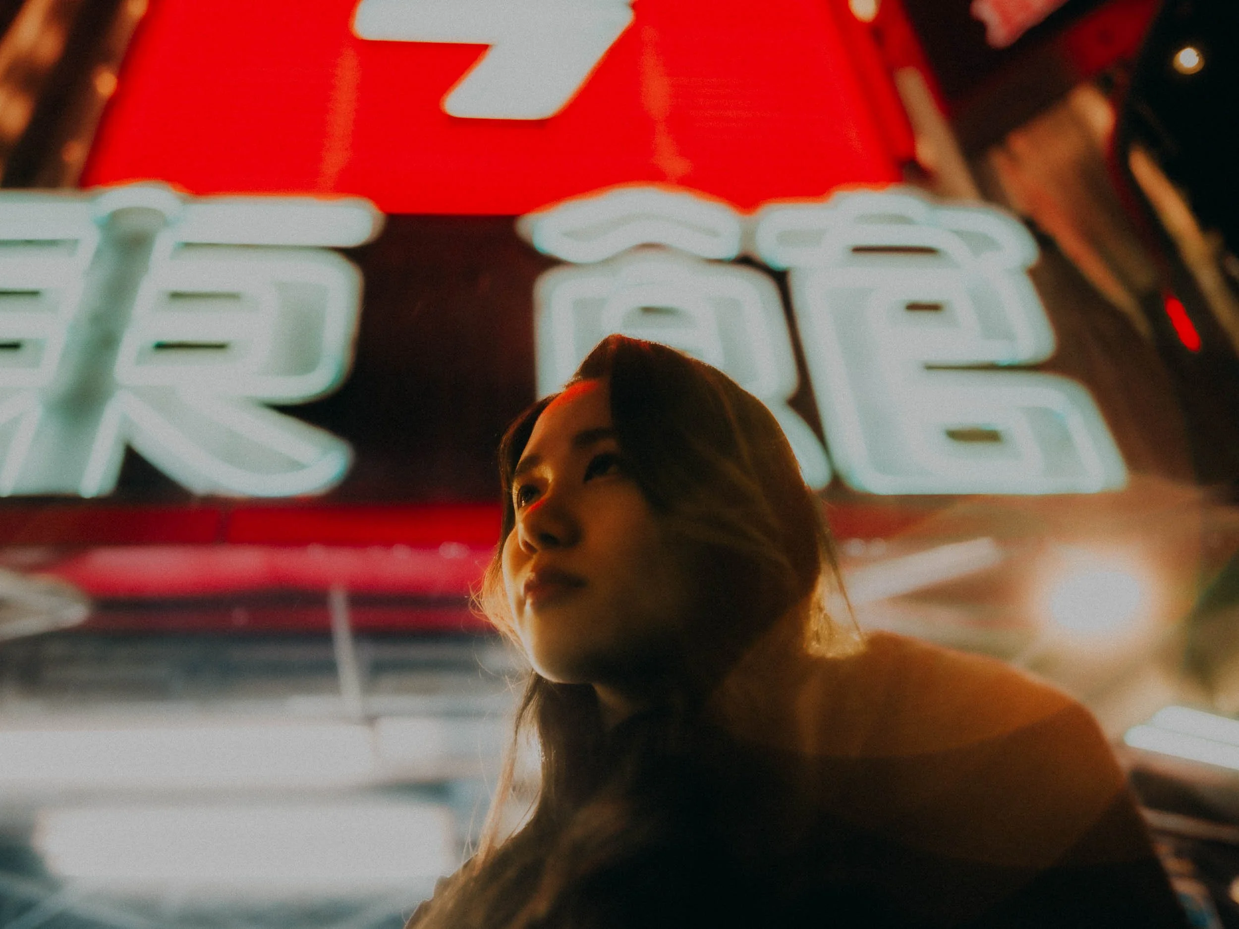 15-tokyo-portrait-shinjuku-rain-kanji-leicaq3.jpg