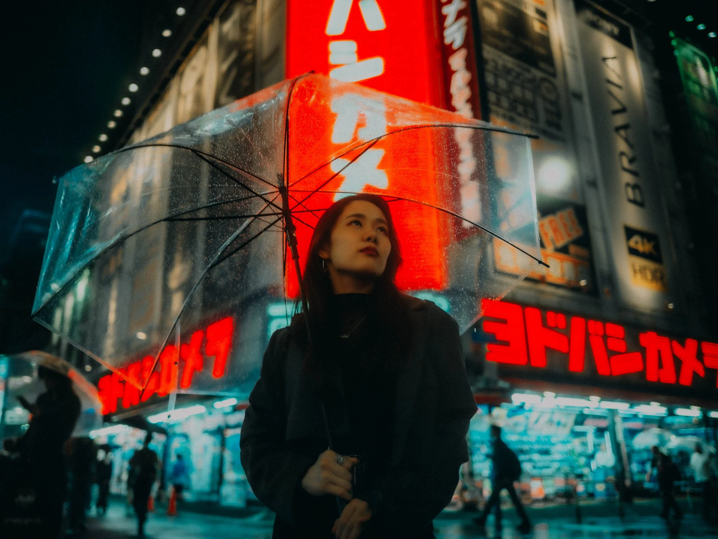16-tokyo-portrait-shinjuku-rain-yodobashisign-leicaq3.jpg