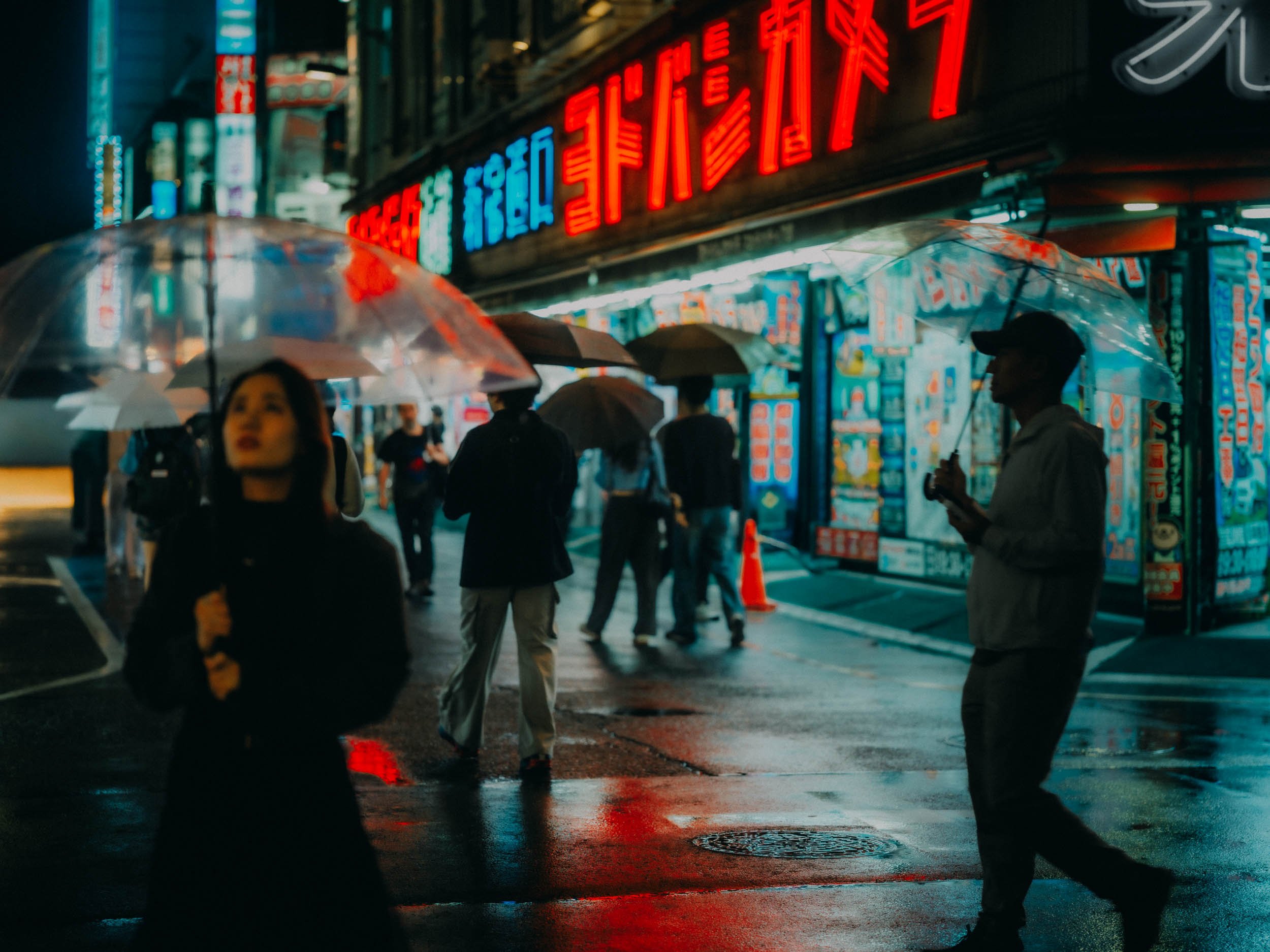 20-tokyo-portrait-shinjuku-rain-streetlayer-hasselbladx2d.jpg