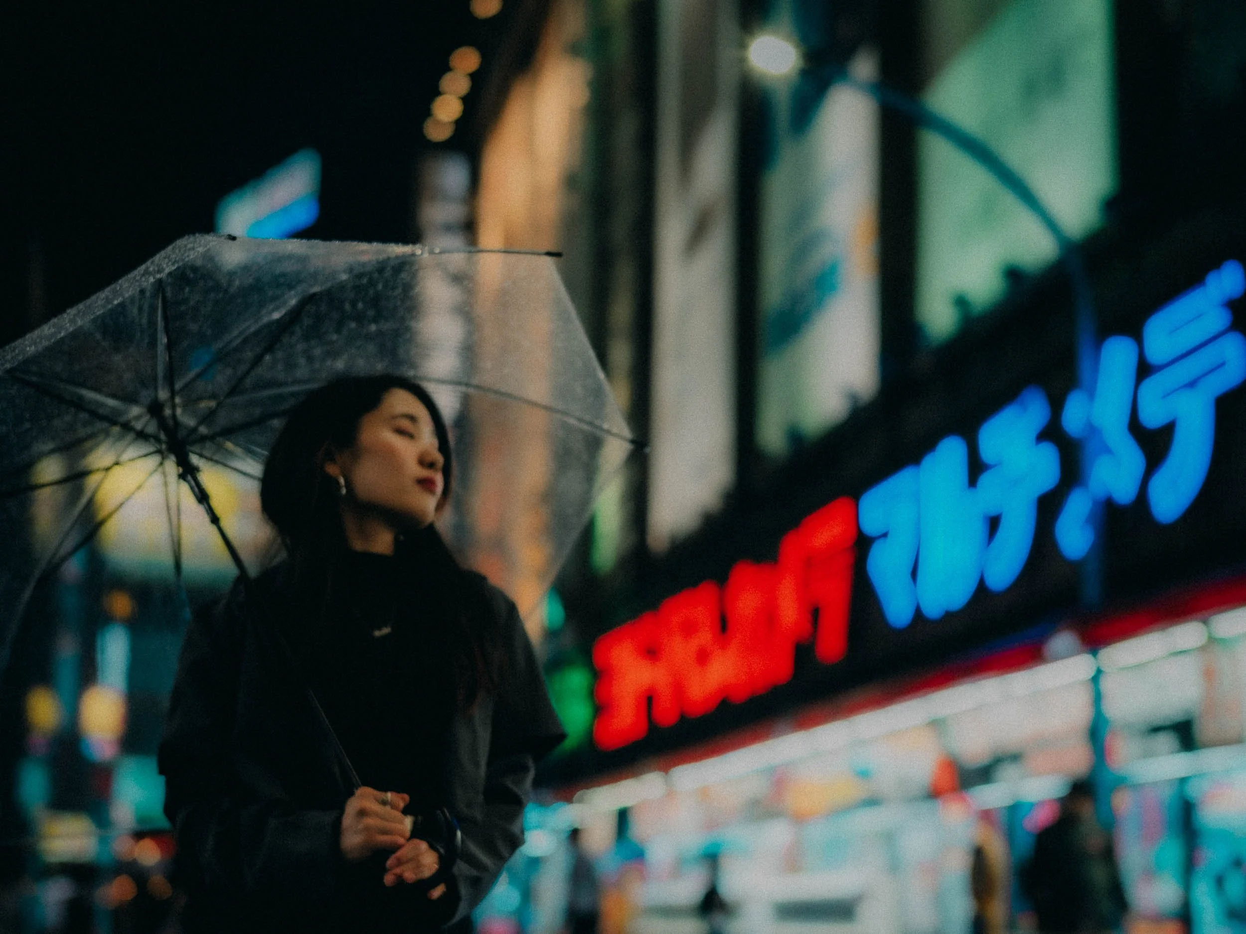 21-tokyo-portrait-shinjuku-rain-softfocus-leicam11.jpg