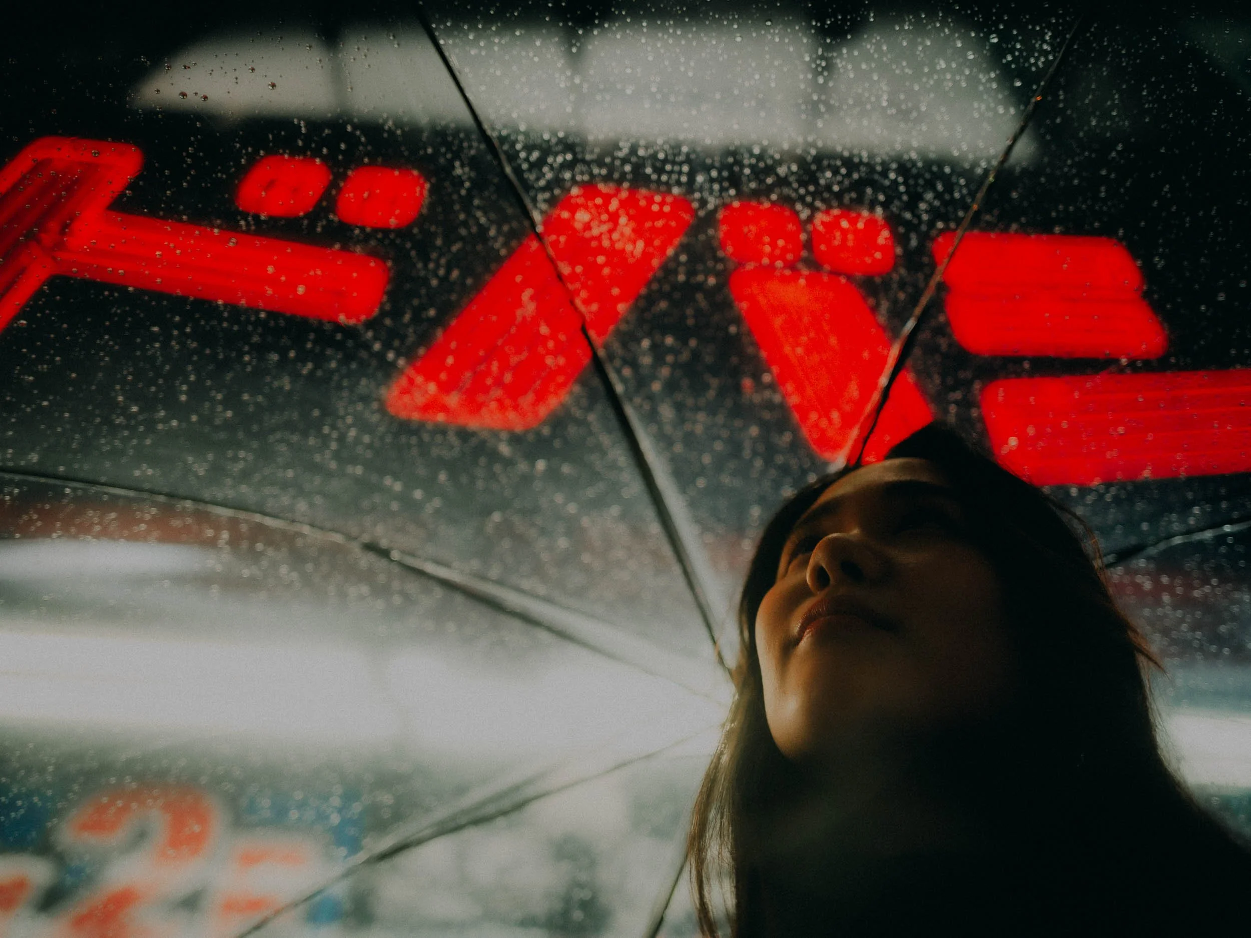 22-tokyo-portrait-shinjuku-rain-redneon-leicaq3.jpg
