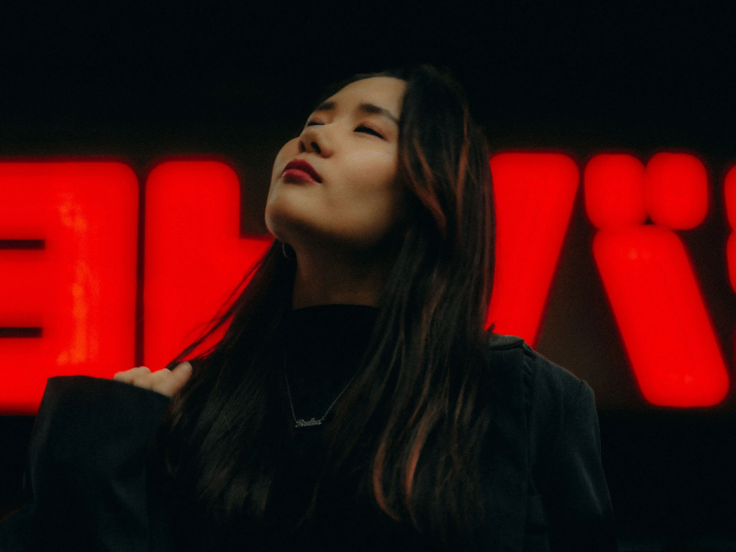 24-tokyo-portrait-shinjuku-rain-redglow-hasselbladx2d.jpg