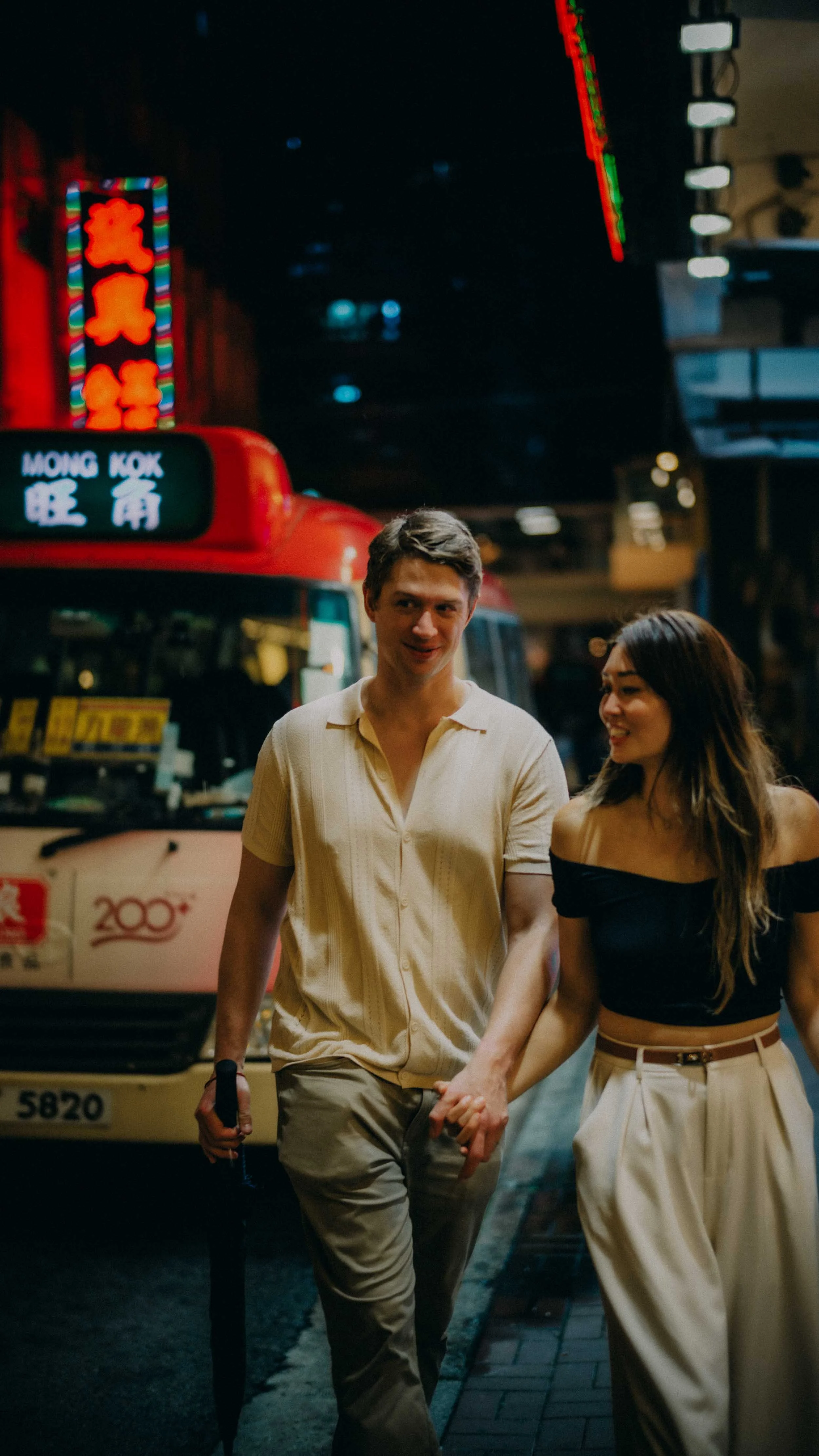 2-hongkong-coupleshoot-mongkok-street-redminibus-leicam11.jpg