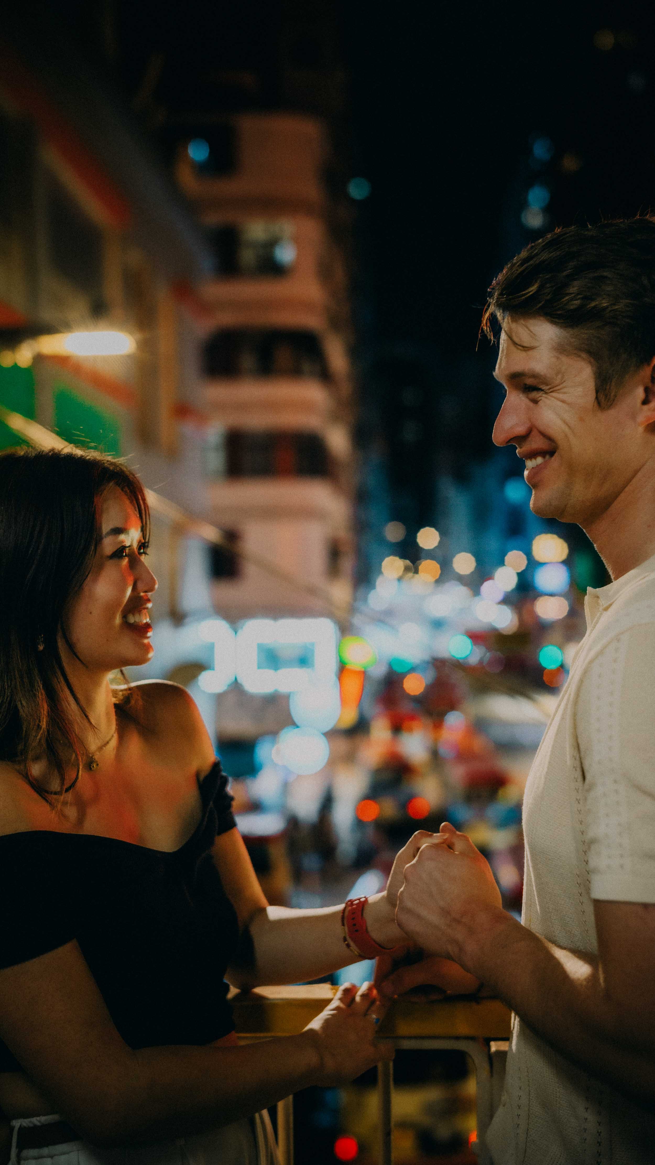 11-hongkong-coupleshoot-mongkok-overpass-bokeh-leicam11.jpg