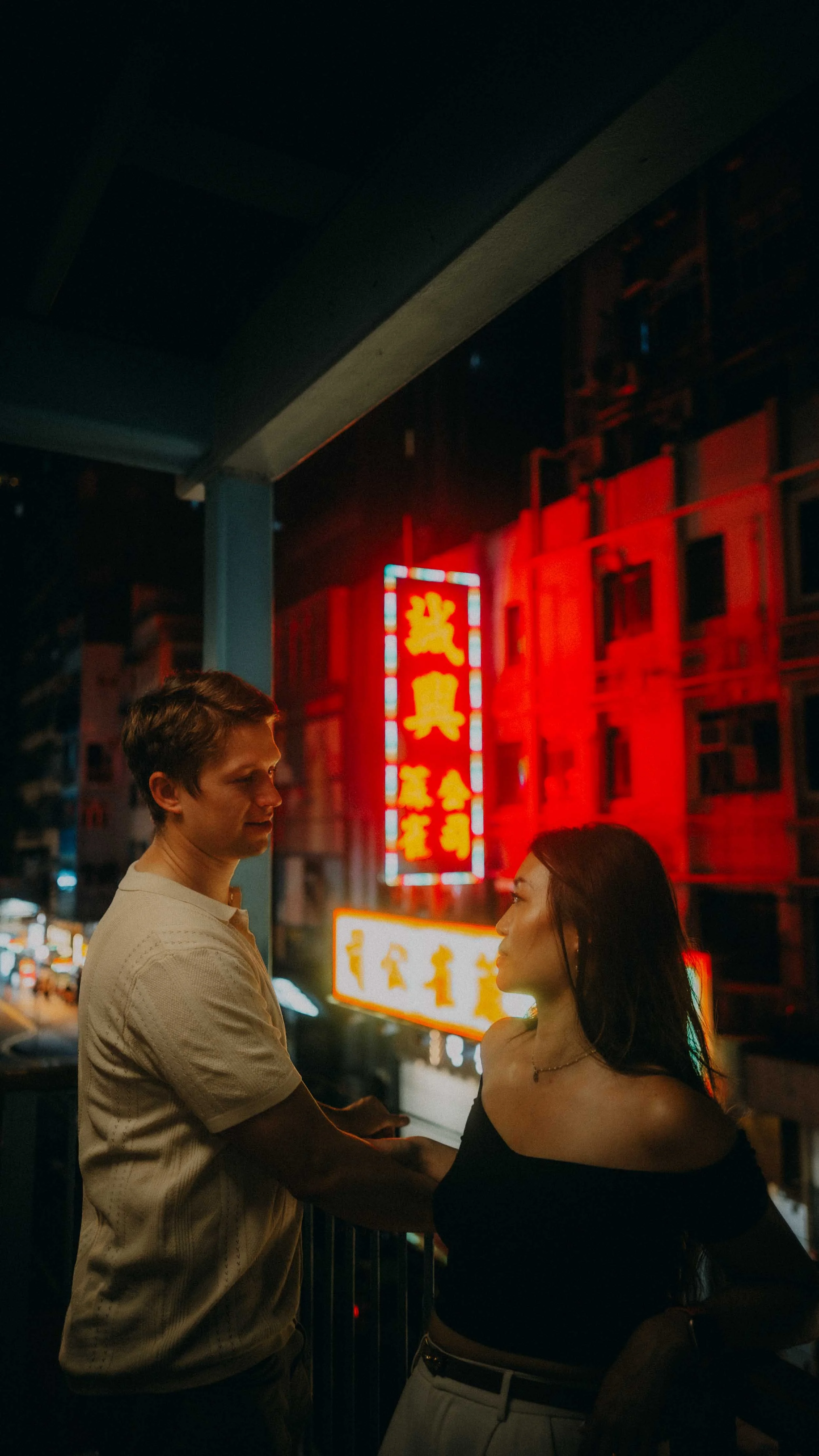 12-hongkong-coupleshoot-mongkok-overpass-neonsign-leicaq3.jpg