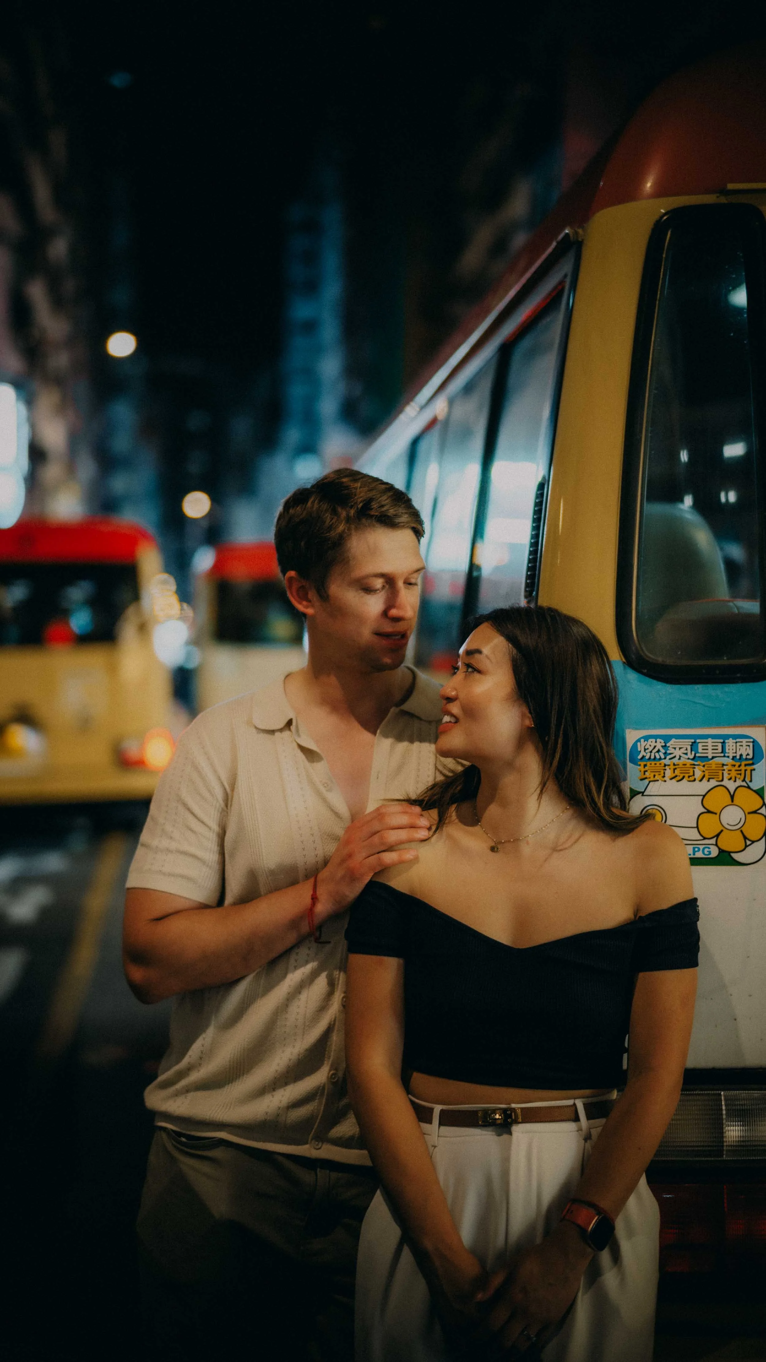 13-hongkong-coupleshoot-mongkok-redminibus-leicaq3.jpg