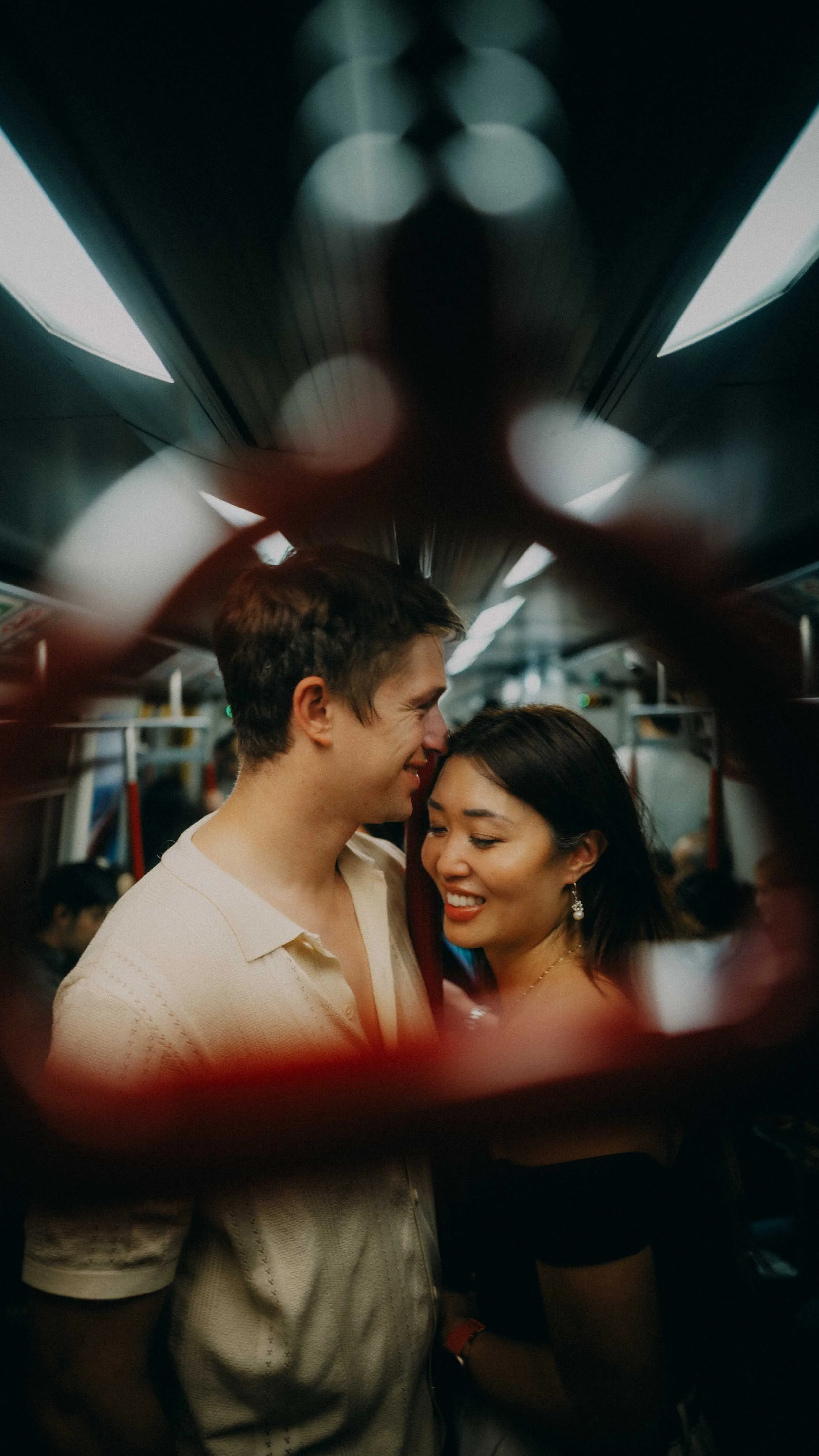 14-hongkong-coupleshoot-mtr-handle-leicaq3.jpg