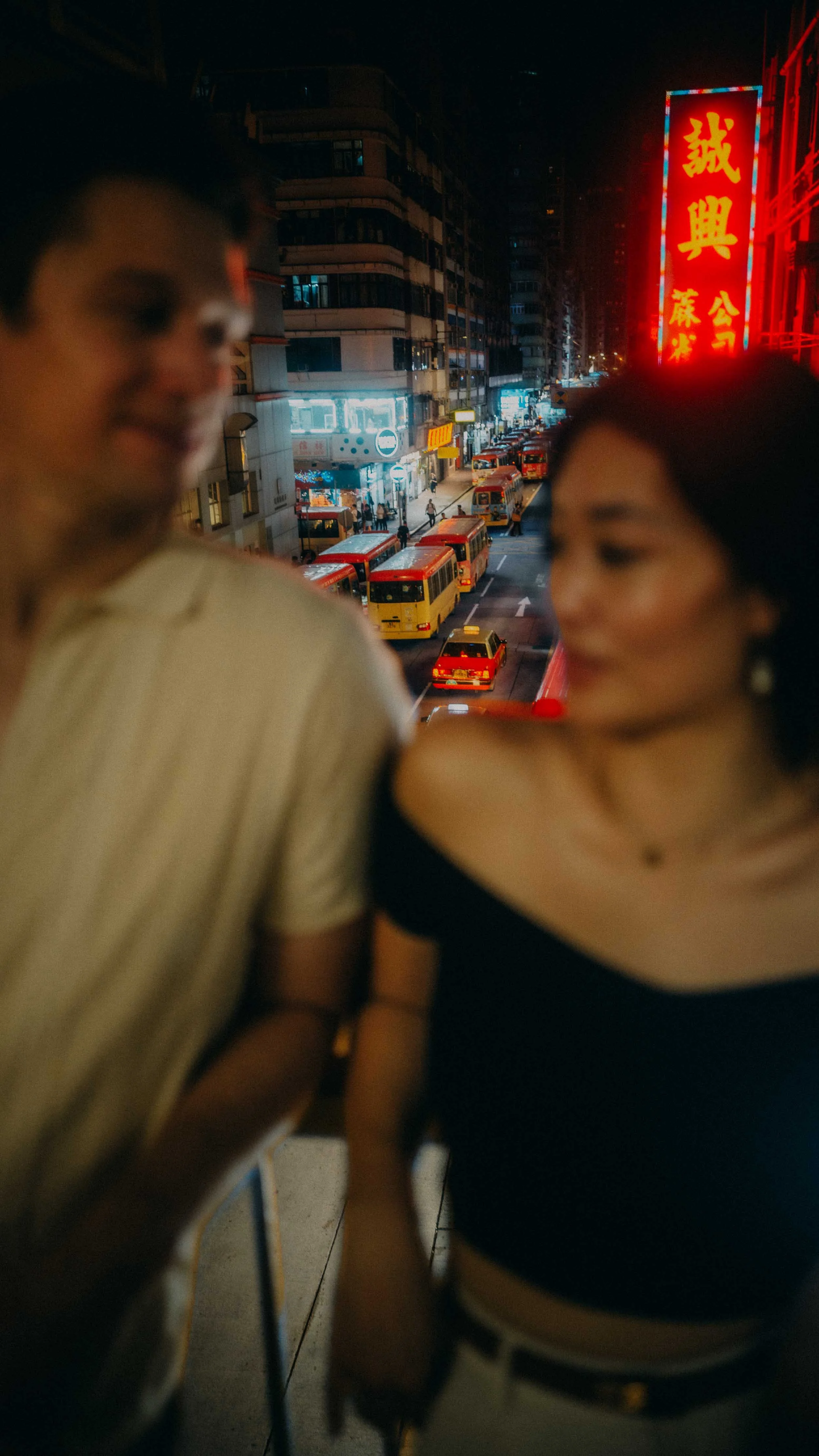 15-hongkong-coupleshoot-mongkok-overpass-redtaxi-leicaq3.jpg