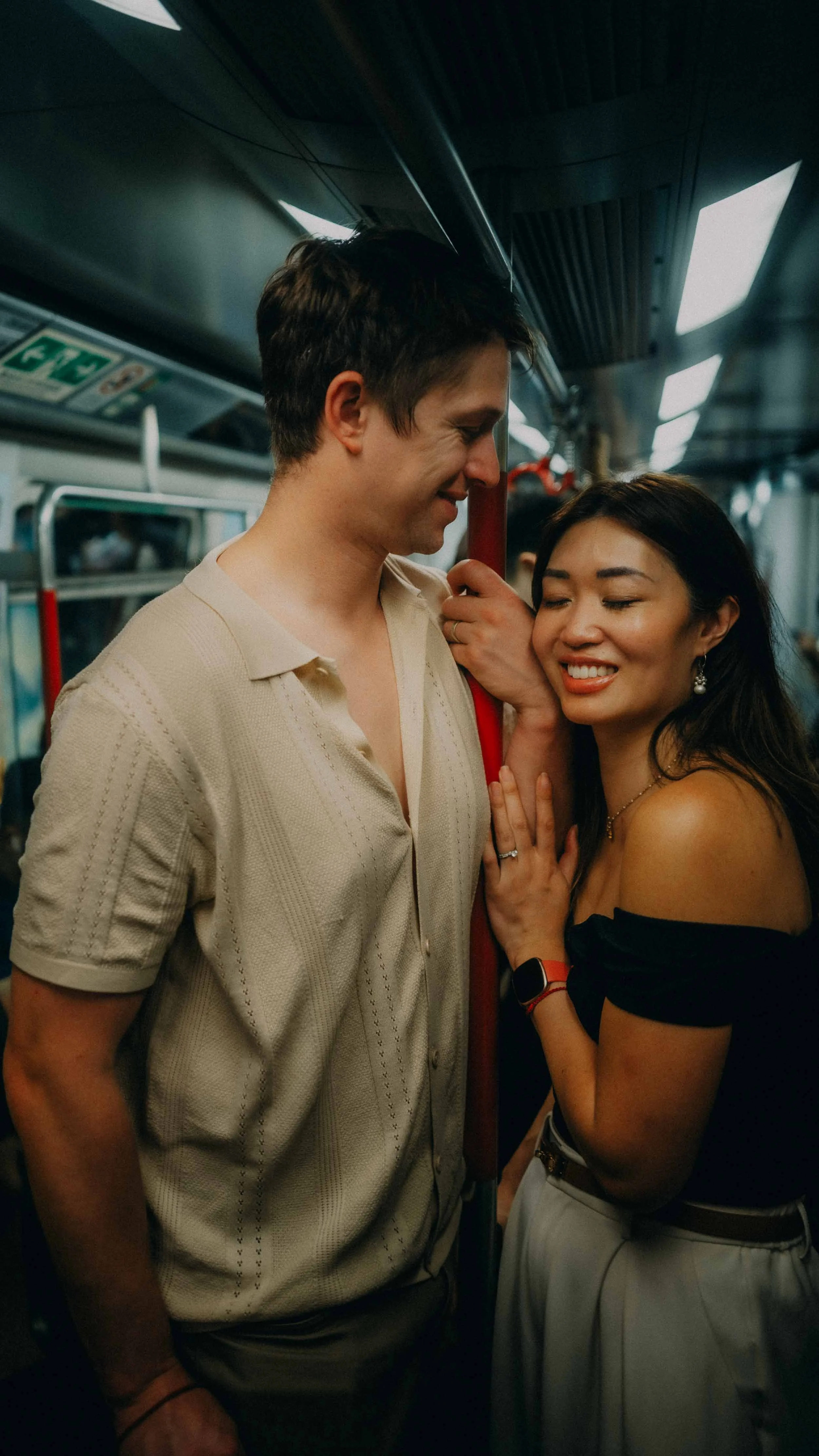 16-hongkong-coupleshoot-mtr-embrace-leicaq3.jpg