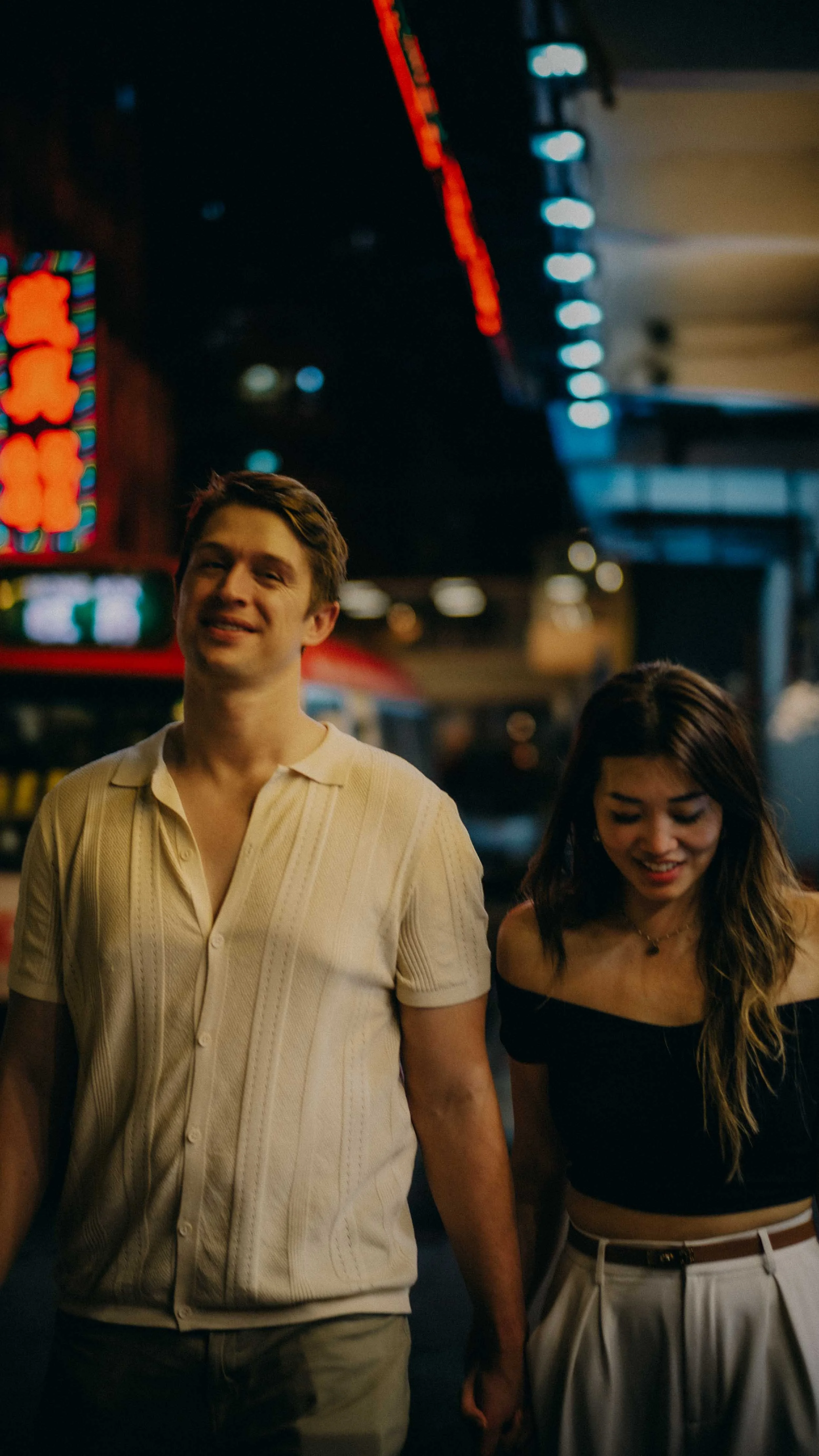 18-hongkong-coupleshoot-mongkok-nightwalk-leicaq3.jpg