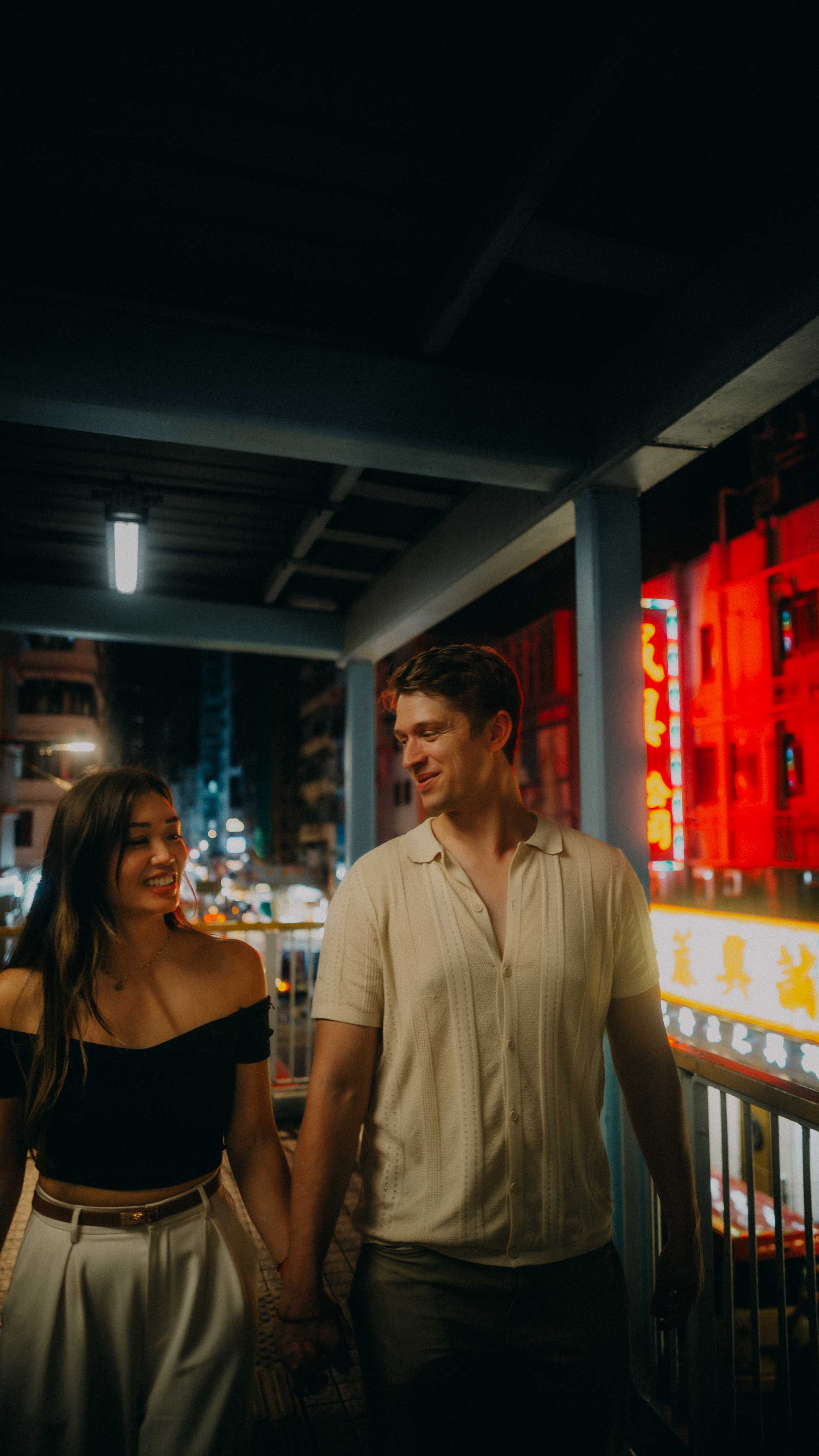 23-hongkong-coupleshoot-mongkok-overpass-walk-leicaq3.jpg