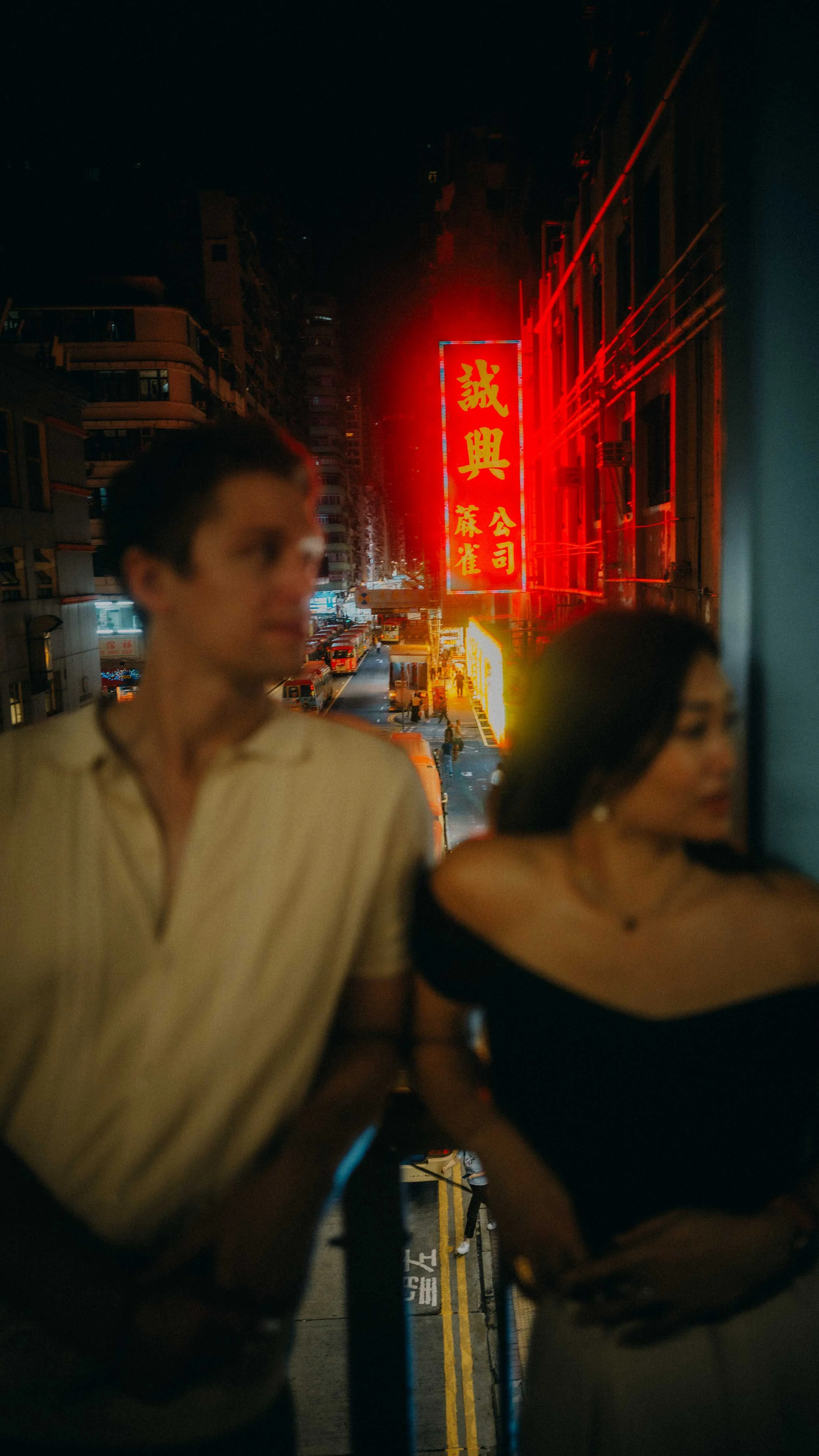 24-hongkong-coupleshoot-mongkok-overpass-neonview-leicaq3.jpg