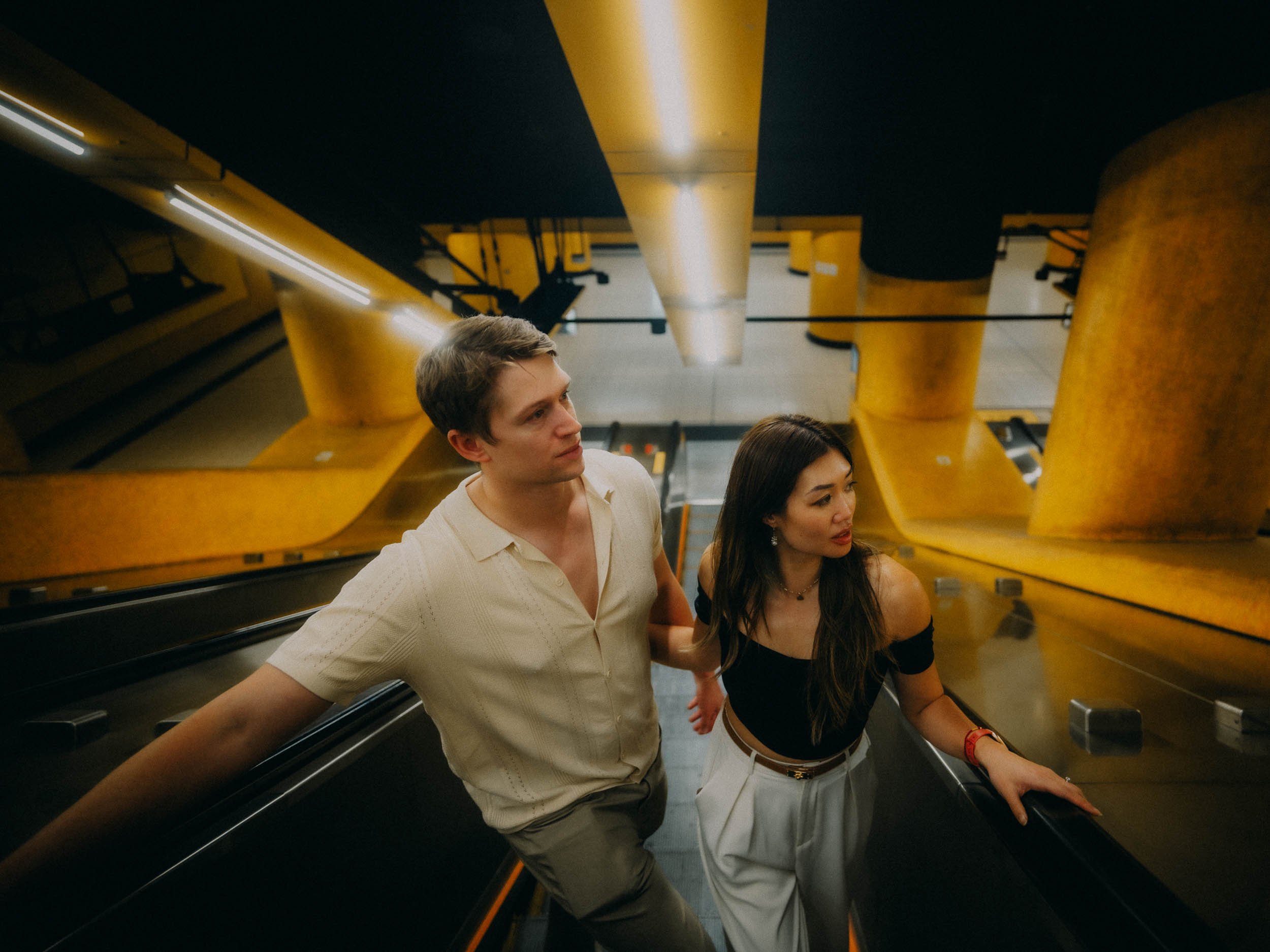 25-hongkong-coupleshoot-saiwanho-mtr-escalator-fallenangels-leicasl2.jpg