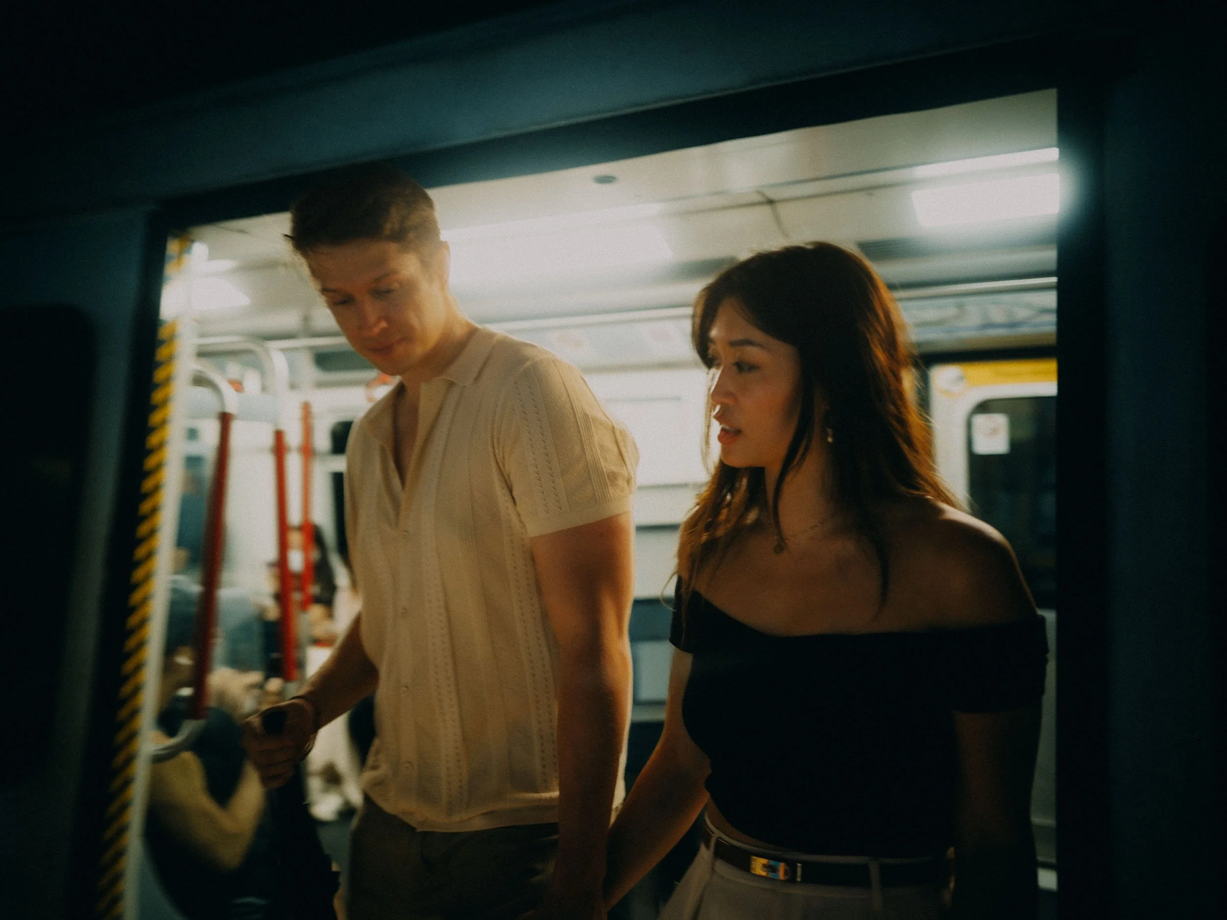 28-hongkong-coupleshoot-mtr-train-boarding-leicaq3.jpg