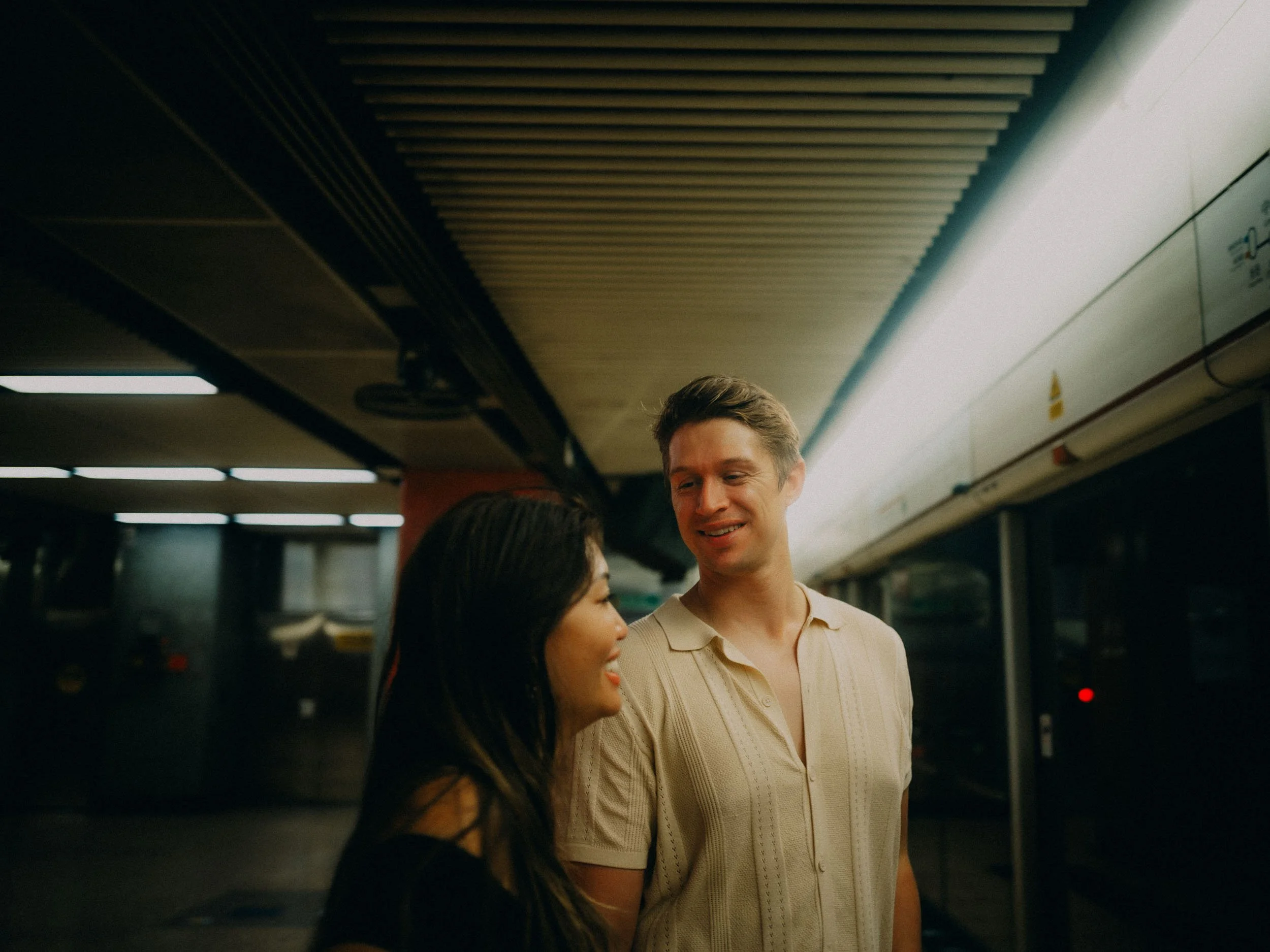 30-hongkong-coupleshoot-mtr-platform-smile-leicaq3.jpg