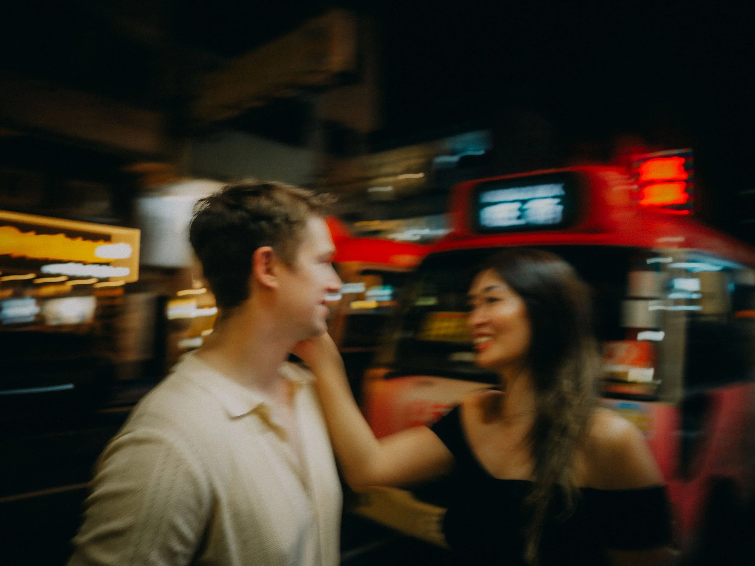 31-hongkong-coupleshoot-mongkok-street-motionblur-leicaq3.jpg
