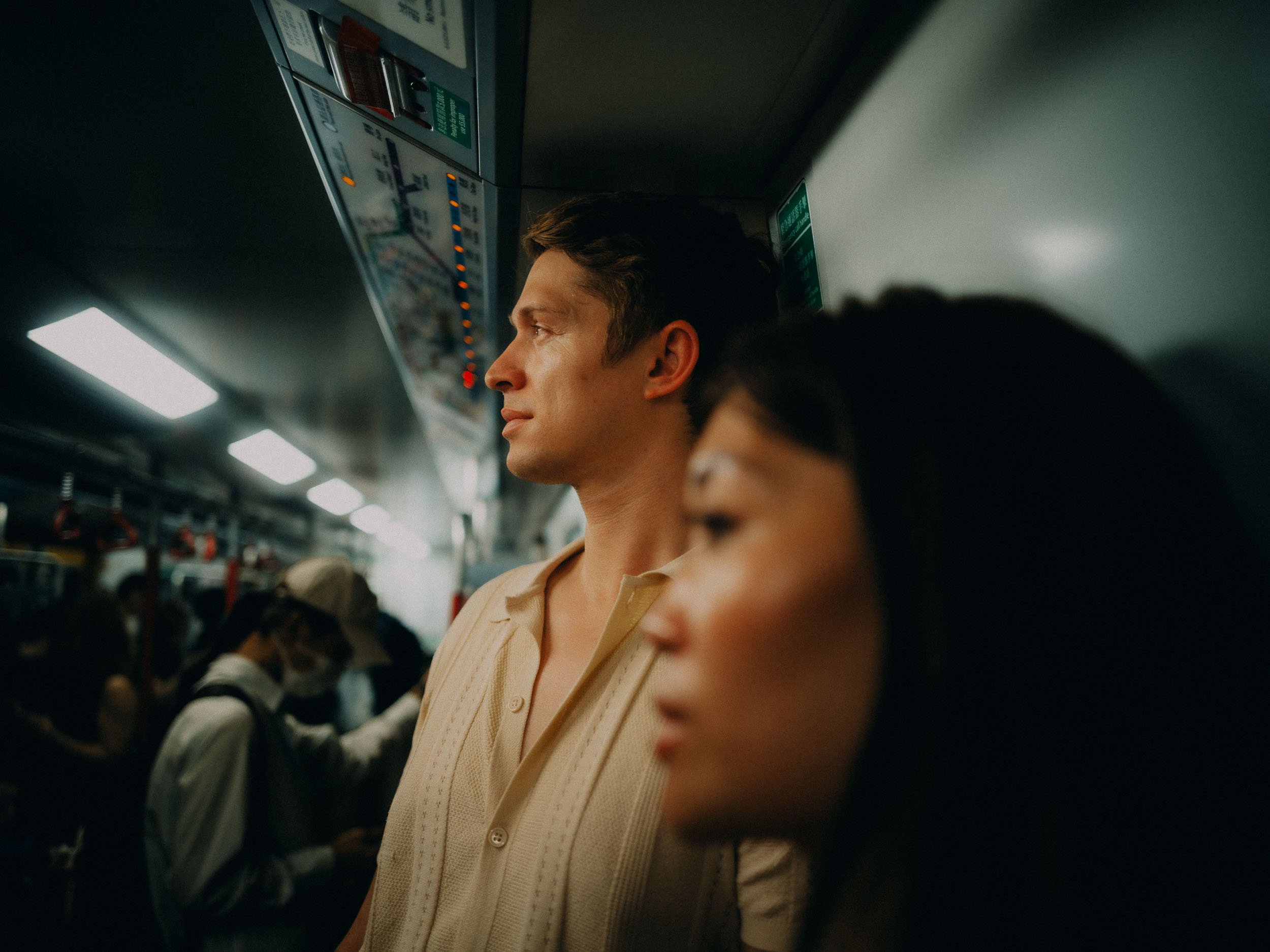 32-hongkong-coupleshoot-mtr-train-profile-leicaq3.jpg