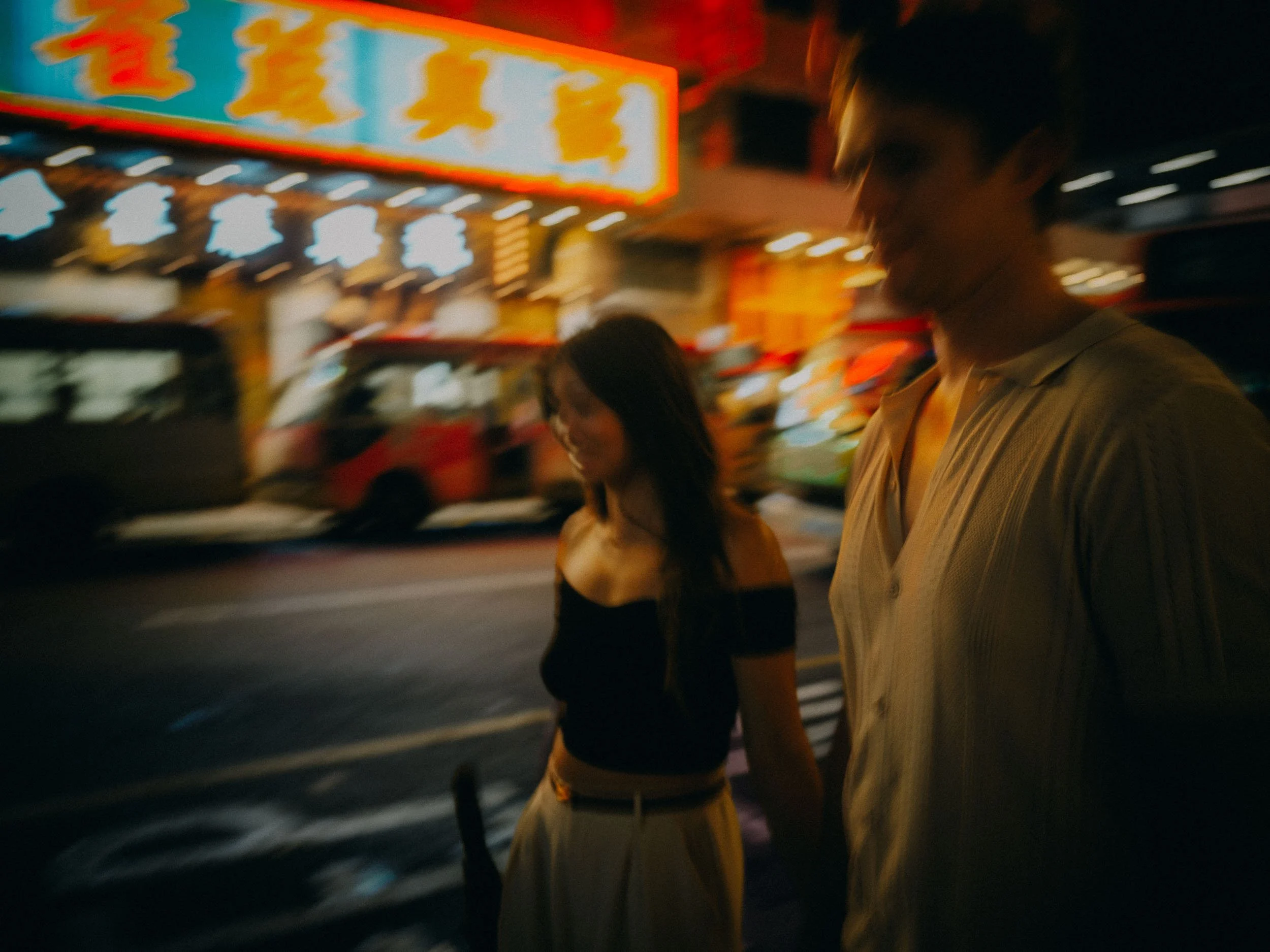 34-hongkong-coupleshoot-mongkok-crosswalk-motionblur-leicaq3.jpg