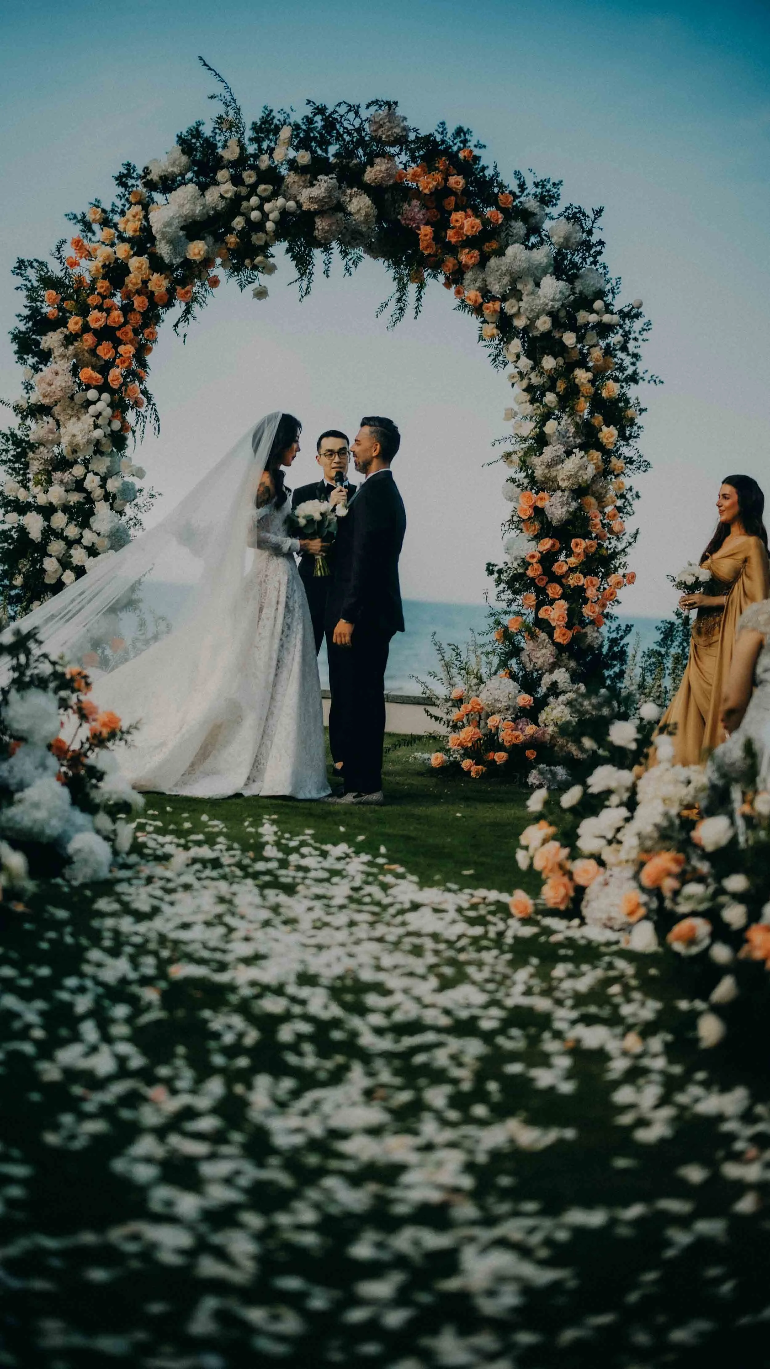 8-danang-wedding-hyattdanang-beach-ceremonyarch-leicam11.jpg