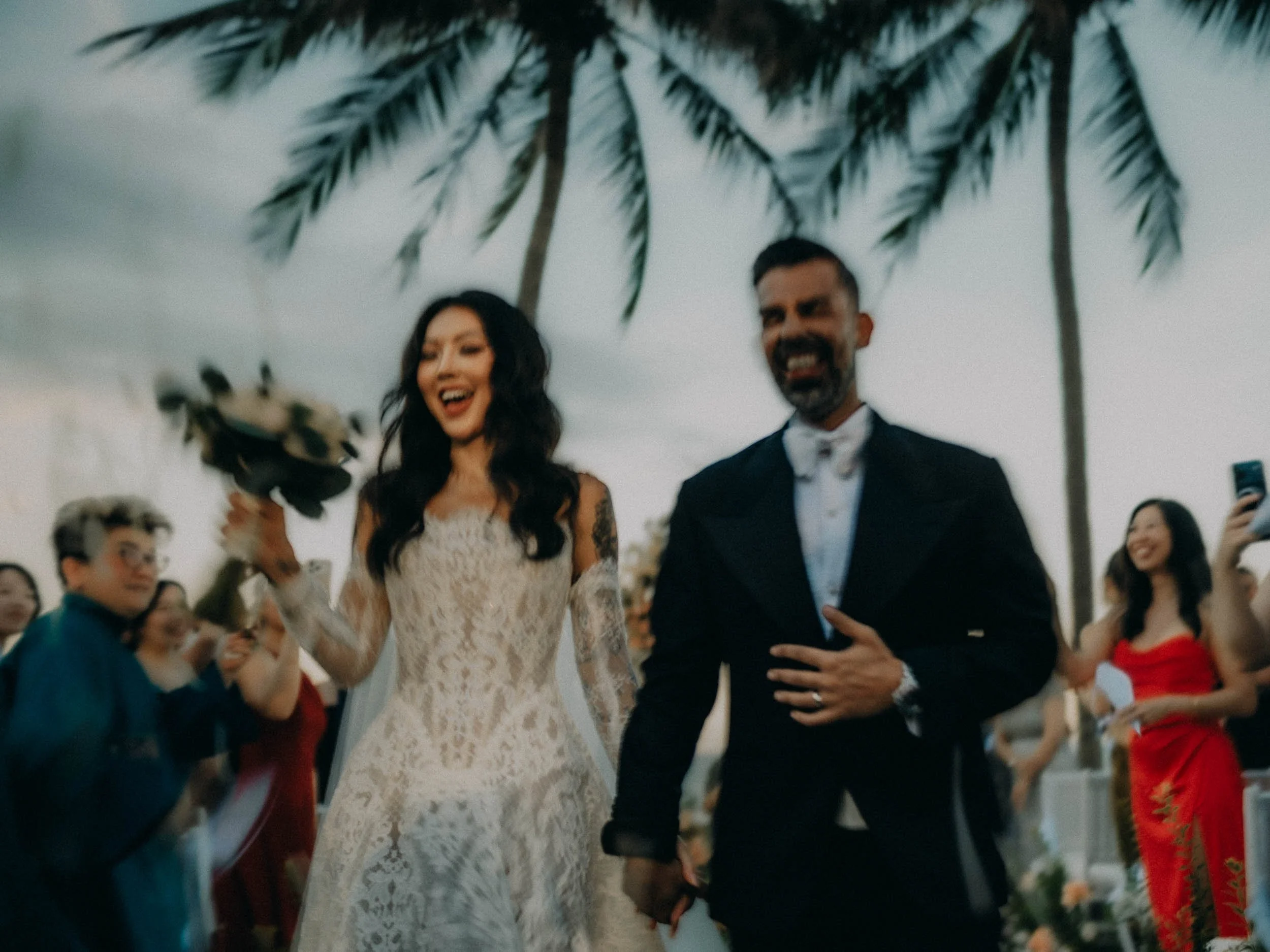 20-danang-wedding-hyattdanang-outdoor-aislewalk-leicasl3s.jpg
