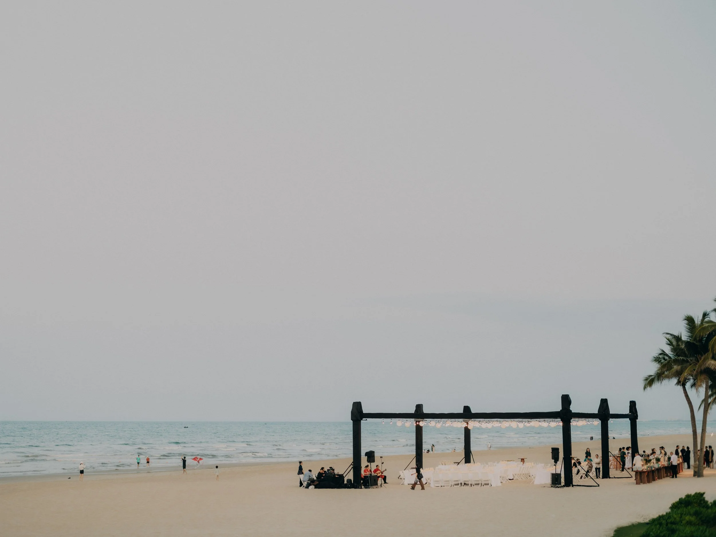 25-danang-weddingweekend-danang-beach-dinnersetup-leicam11.jpg