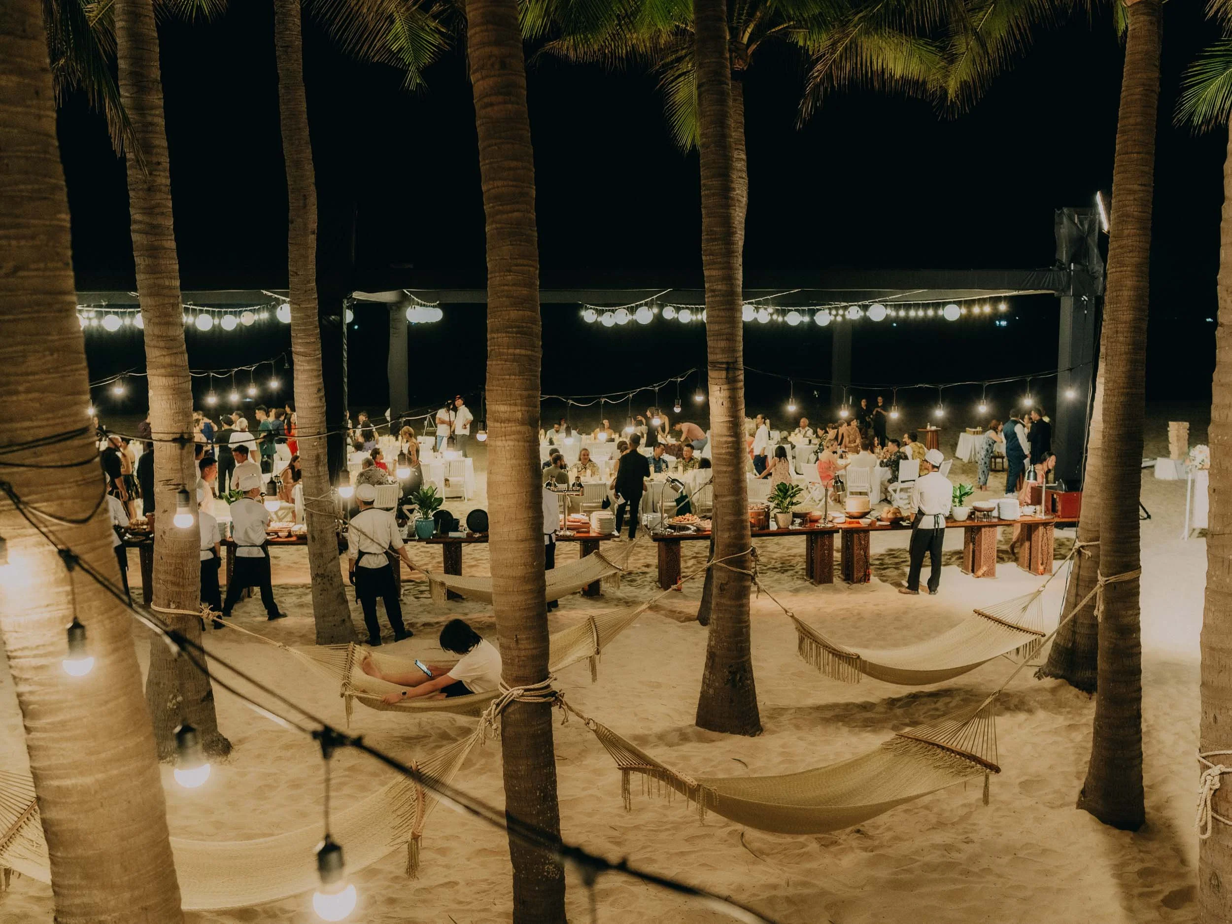 29-danang-weddingweekend-danang-night-beachdinner-leicasl3s.jpg