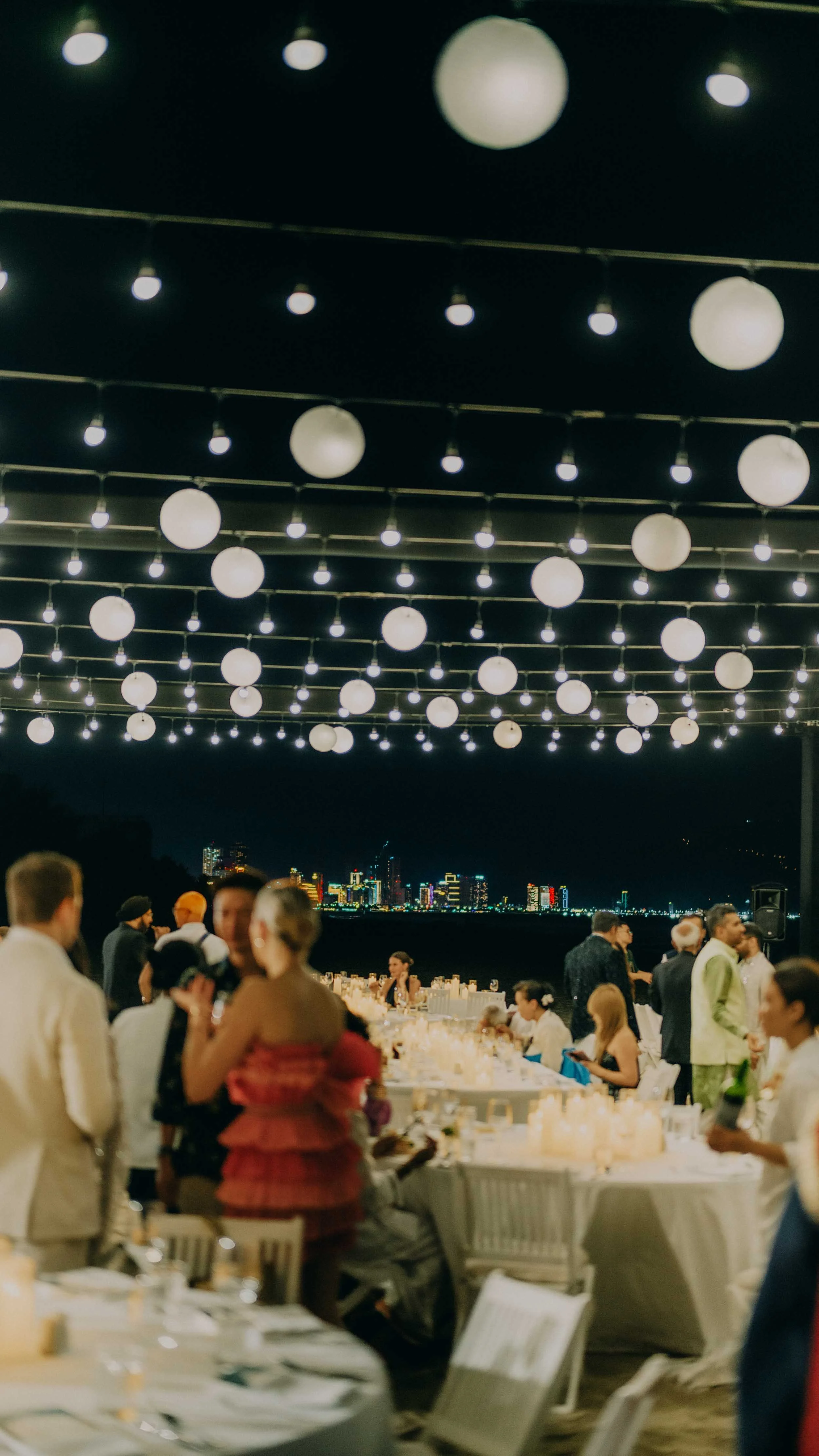 32-danang-weddingweekend-hyattdanang-night-dinnerguests-leicam11.jpg