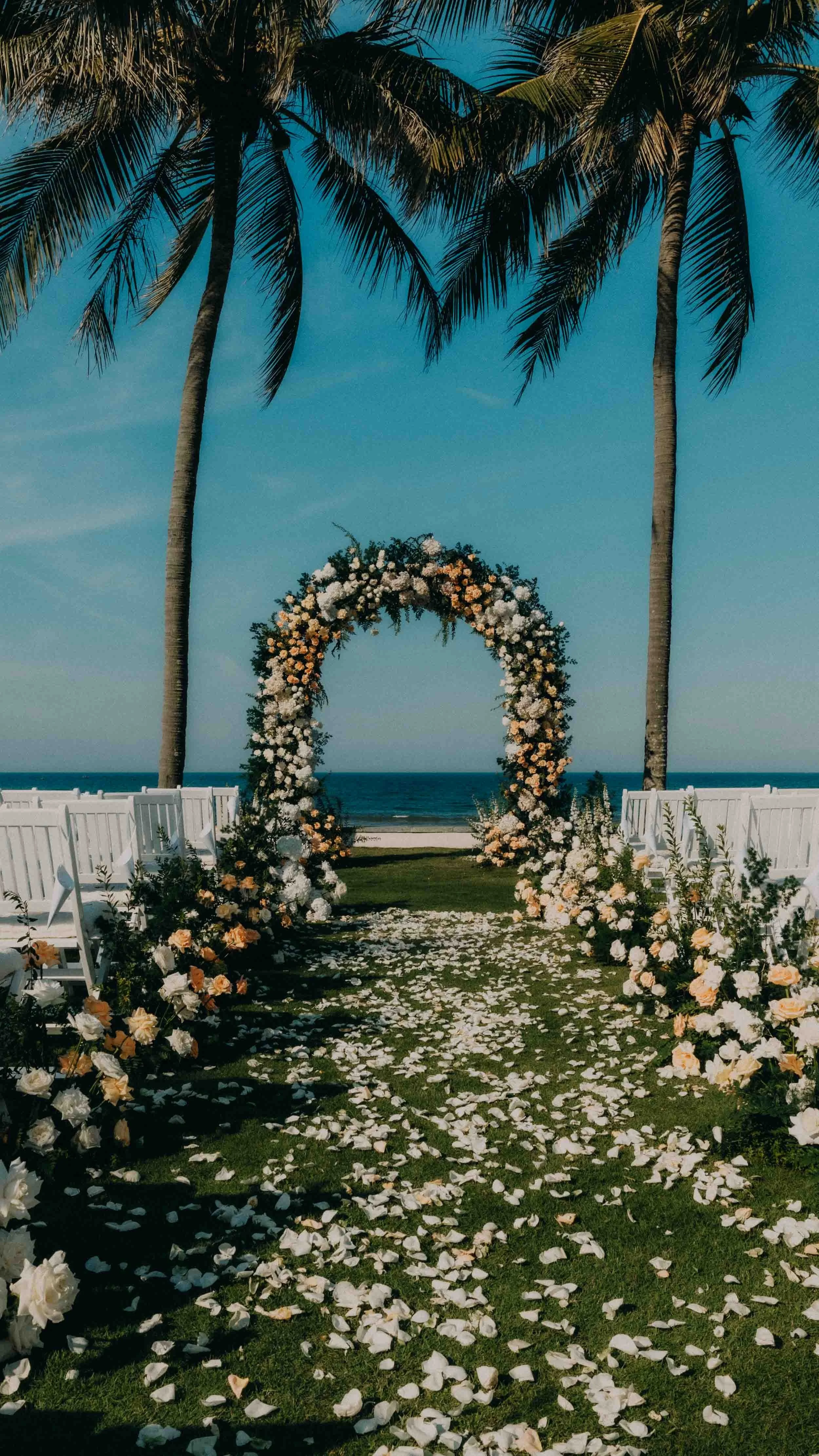 37-danang-wedding-hyattdanang-beach-ceremonyaisle-leicasl3s.jpg
