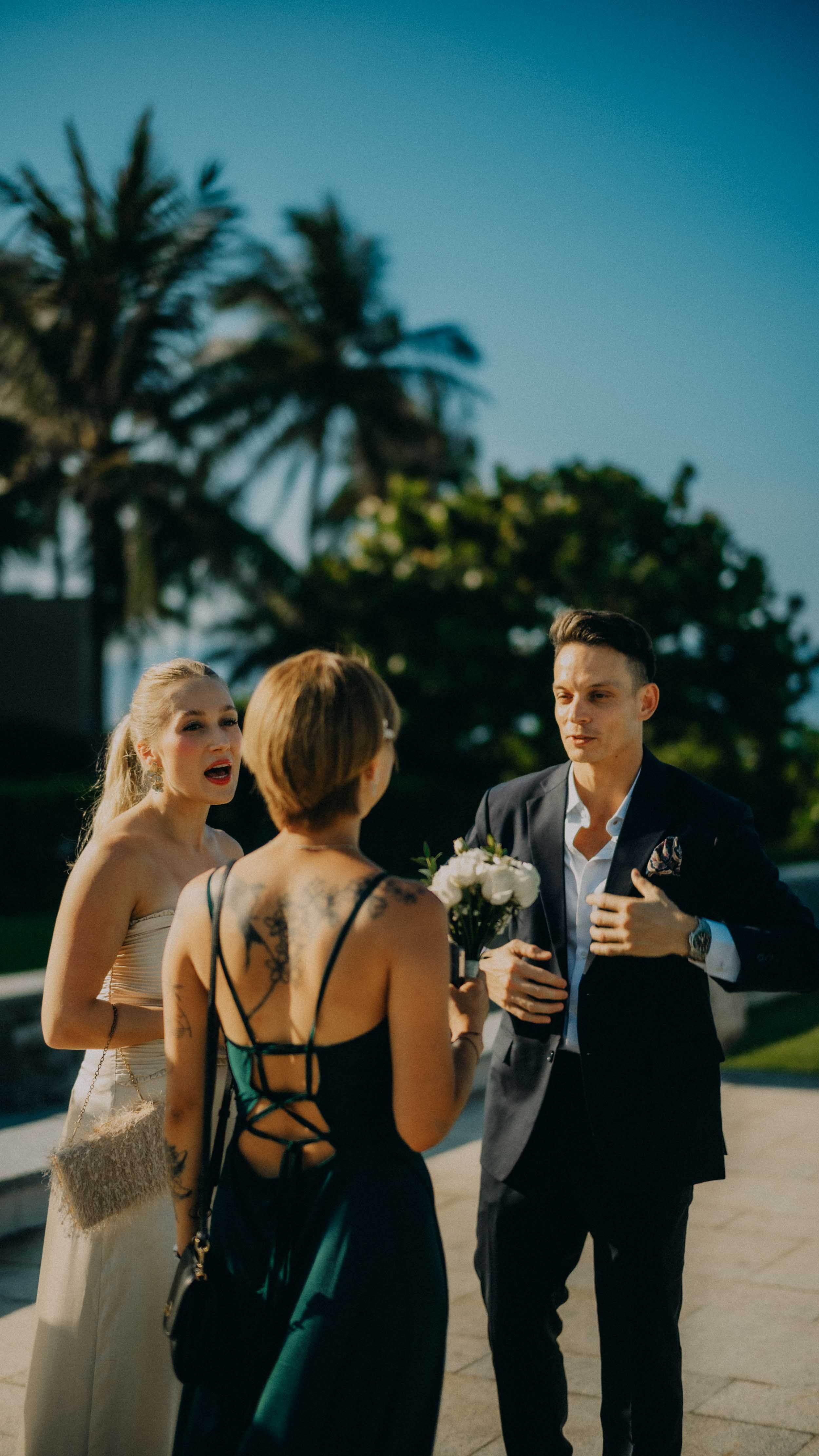 40-danang-wedding-hyattdanang-day-cocktailguests-leicam11.jpg