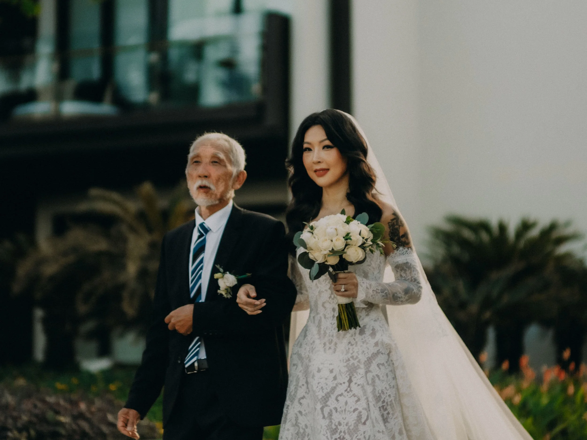 41-danang-wedding-hyattdanang-outdoor-brideprocession-sonya7rv.jpg