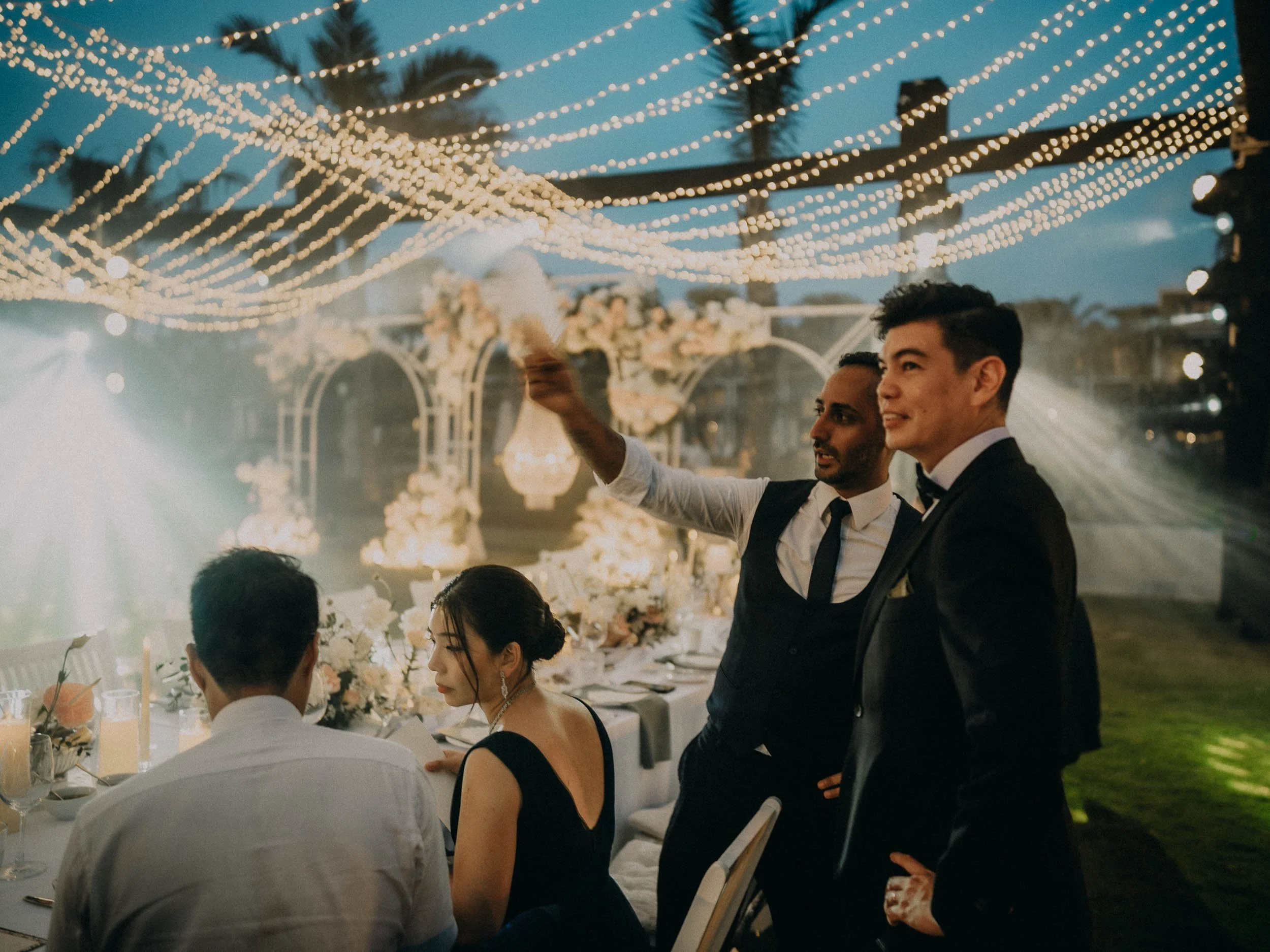 49-danang-wedding-reception-sunset-guestselfie-leicasl3s.jpg