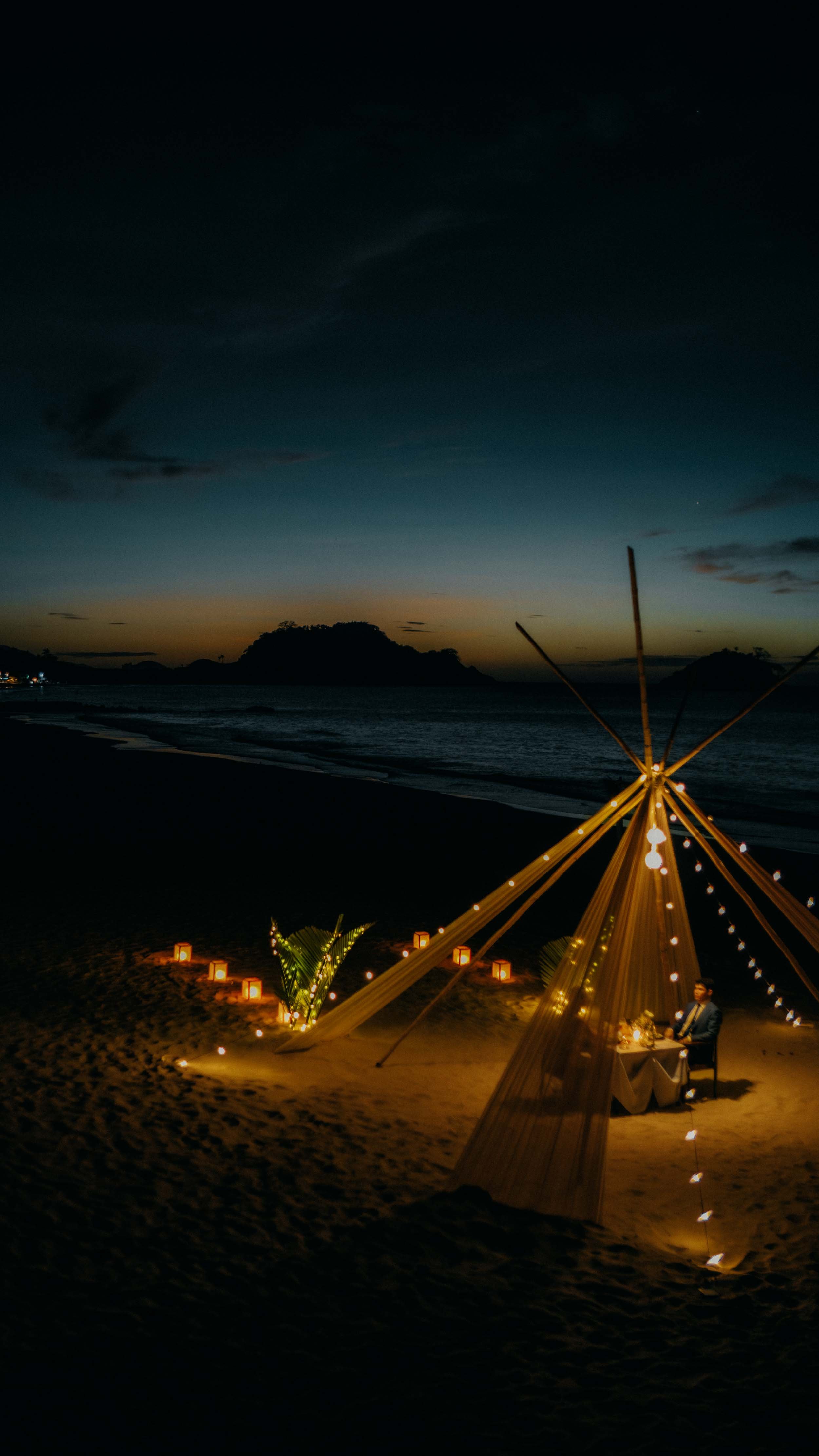 2-elnido-elopement-nacpanbeach-night-dinnerlights-sonya7rv.jpg
