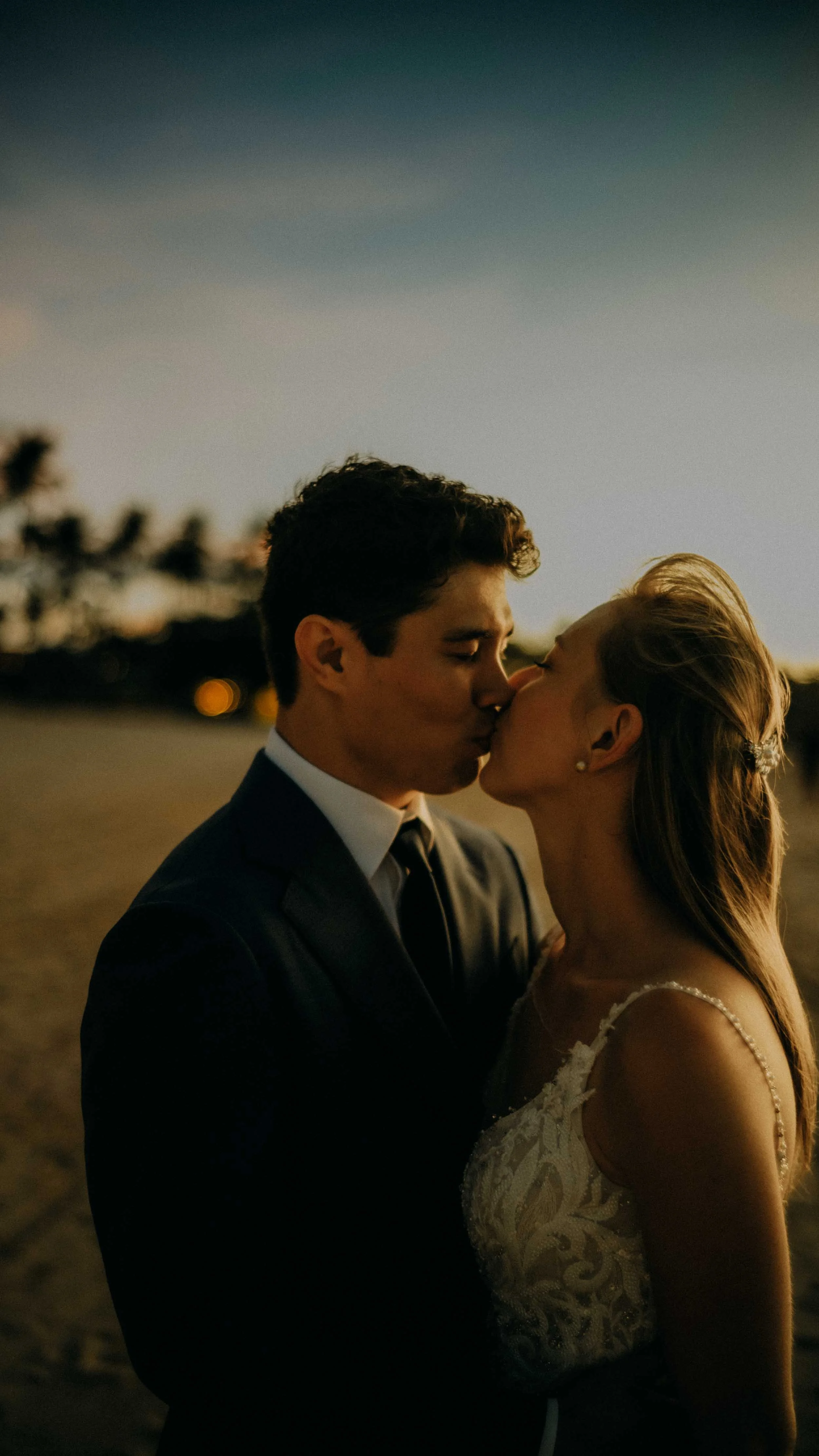 6-elnido-elopement-nacpanbeach-sunset-kiss-sonya7rv.jpg