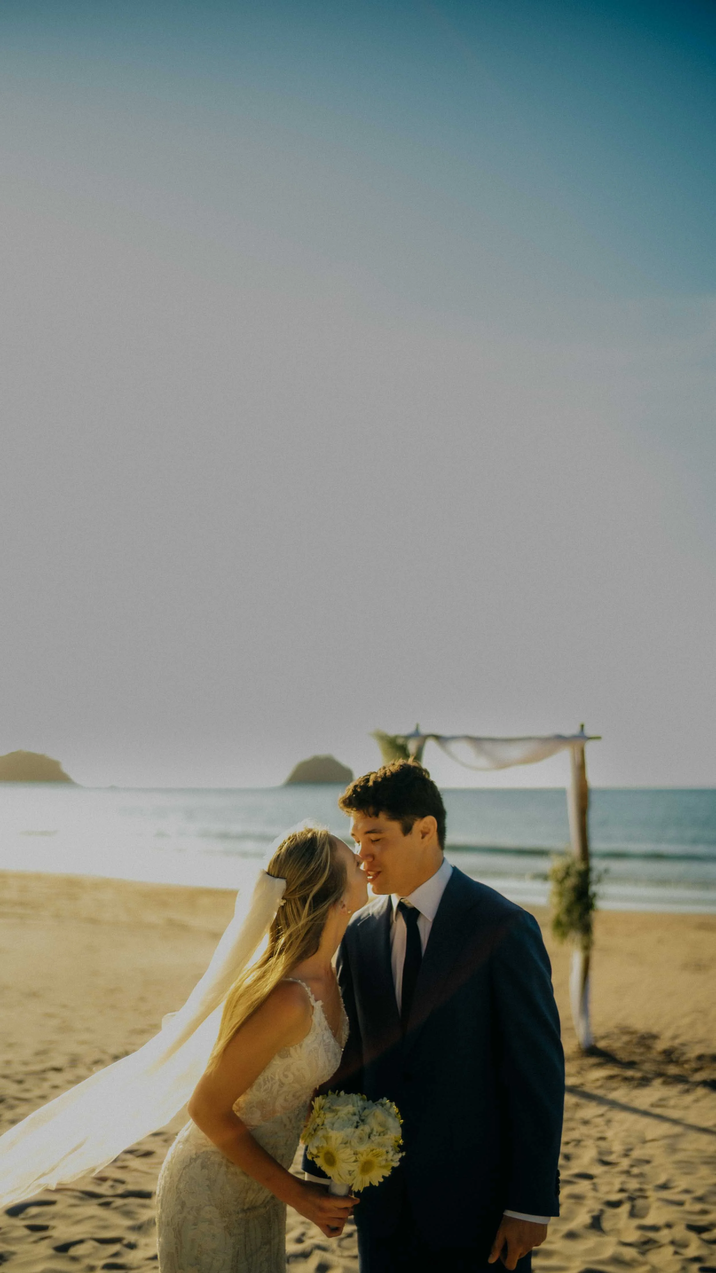 12-elnido-elopement-nacpanbeach-day-kiss-sonya7rv.jpg