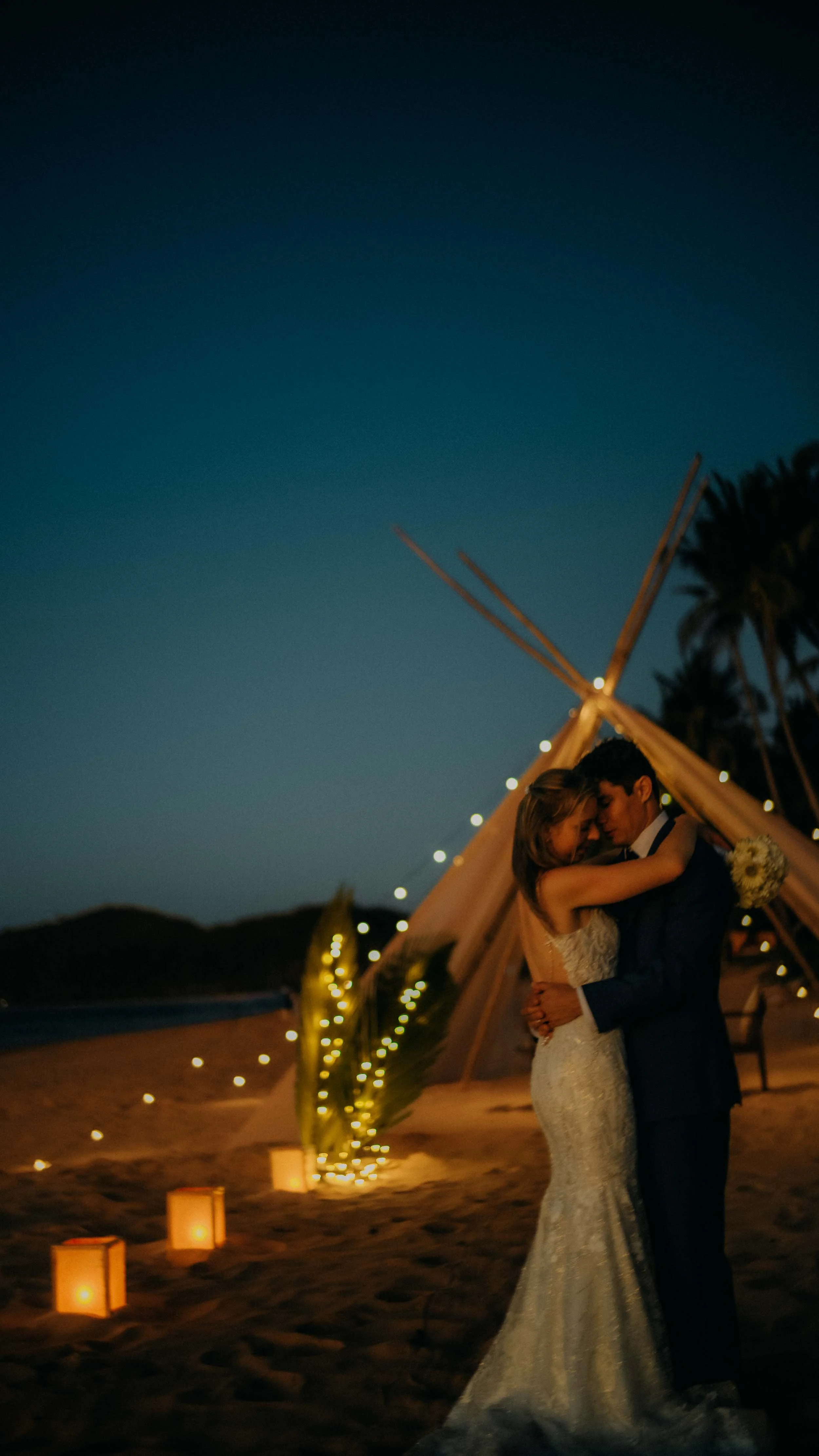 20-elnido-elopement-nacpanbeach-bluehour-closeembrace-sonya7rv.jpg