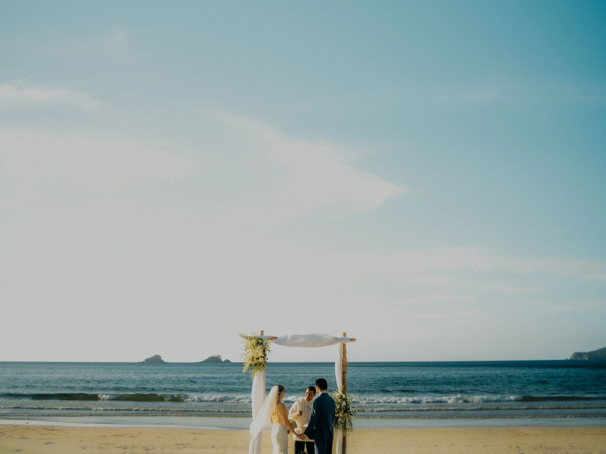 32-elnido-elopement-nacpanbeach-ceremony-wideframe-sonya7rv.jpg