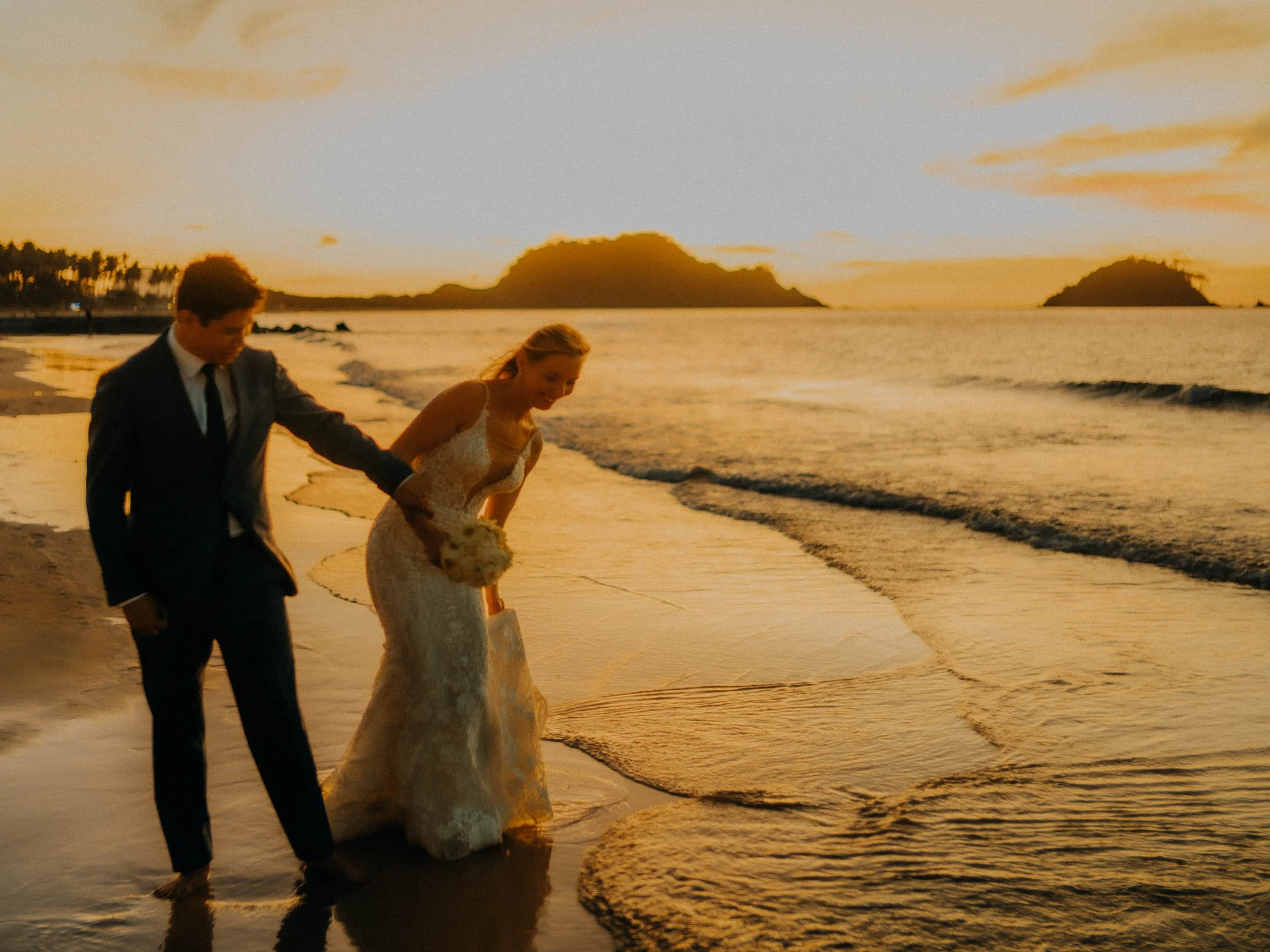 33-elnido-elopement-nacpanbeach-sunset-shoreline-sonya7rv.jpg